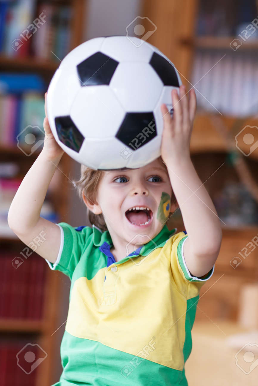 テレビでサッカーのワールド カップを見てサッカーを 4 歳のブロンド幼児男の子 の写真素材 画像素材 Image