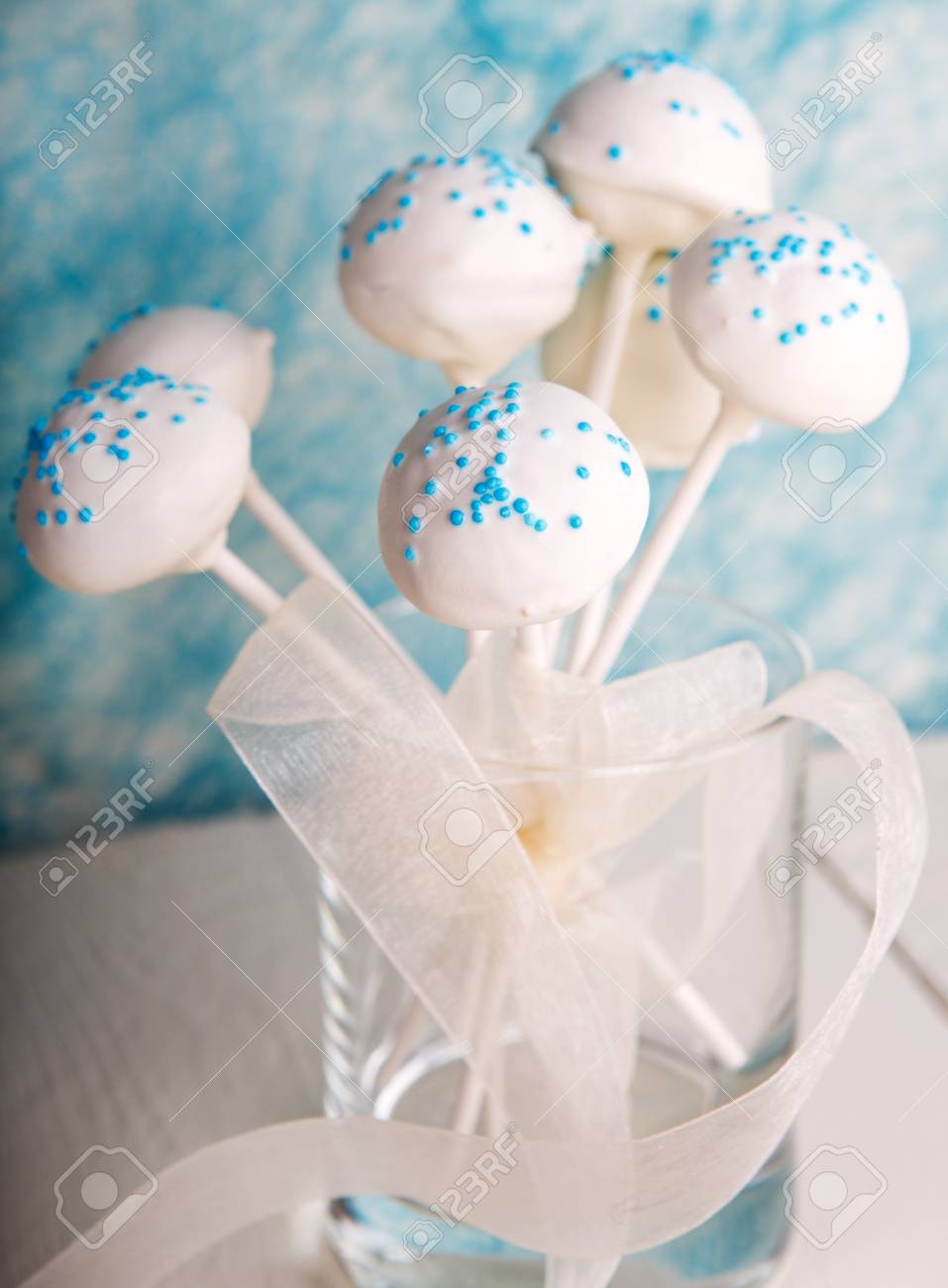 Delicieux Cake Pops De Mariage En Blanc Et Bleu Doux Banque D
