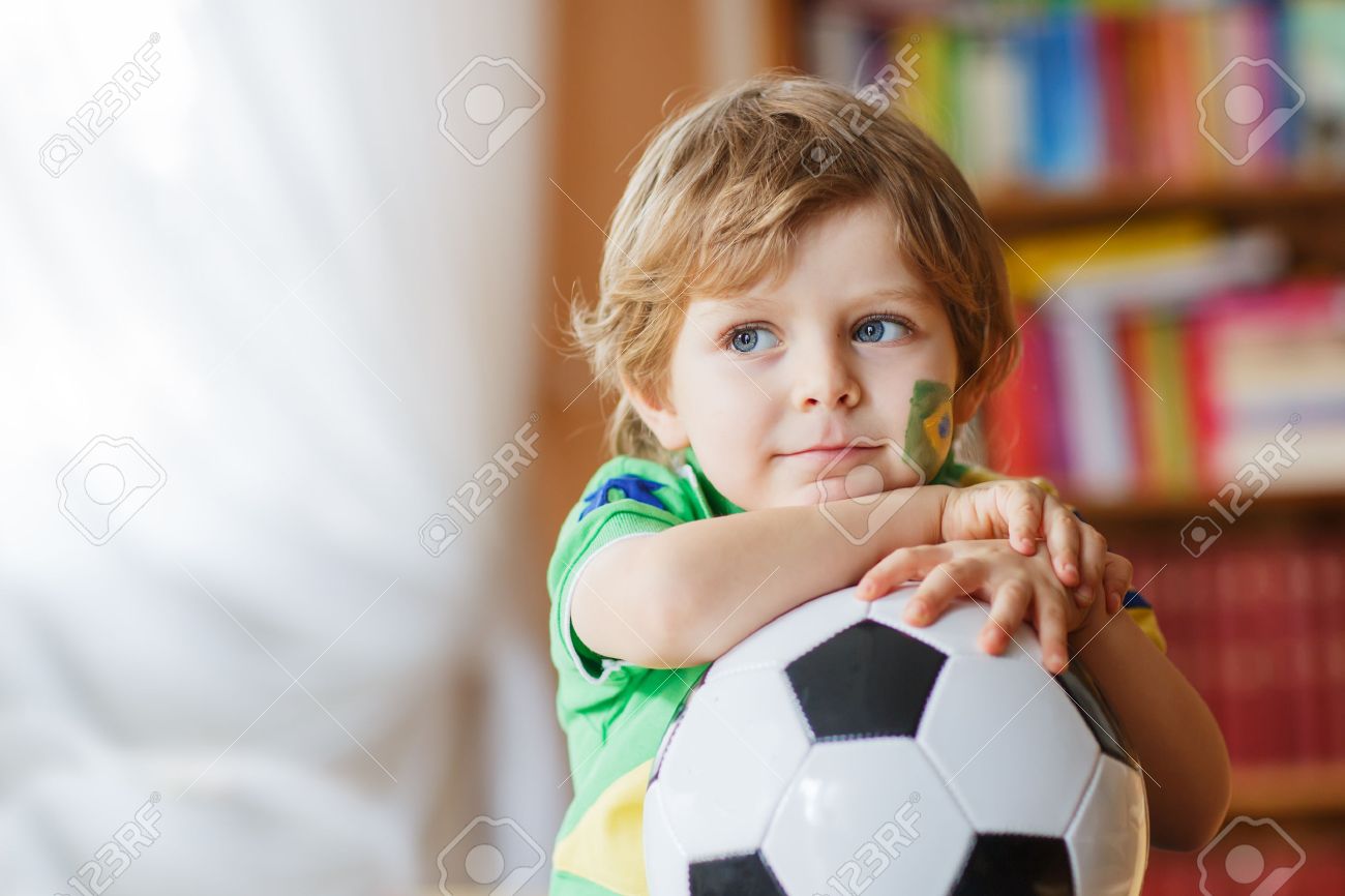 テレビでサッカーのワールド カップを見てサッカーを 4 歳のブロンド幼児男の子 の写真素材 画像素材 Image