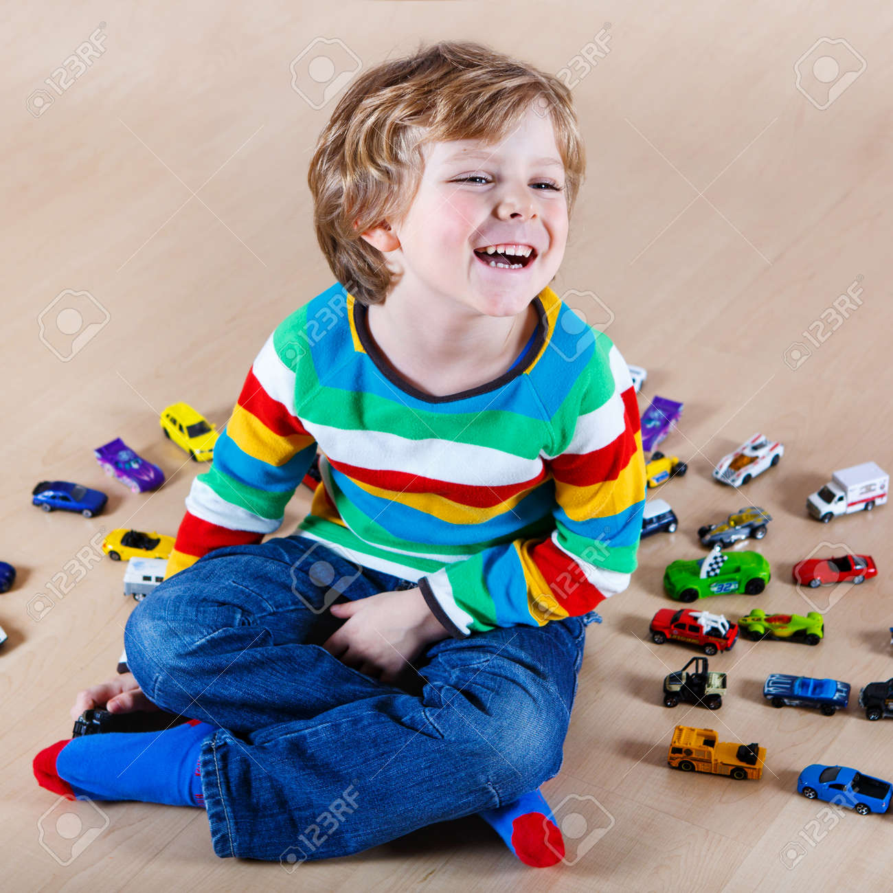 面白い小さな子供のおもちゃの車室内の多くと一緒に遊んで 子のカラフルなシャツを着ていると楽しい の写真素材 画像素材 Image 面白い小さな子供のおもちゃの車室内の多くと一緒に遊んで 子のカラフルなシャツを着ていると楽しい の写真素材 画像素材 Image