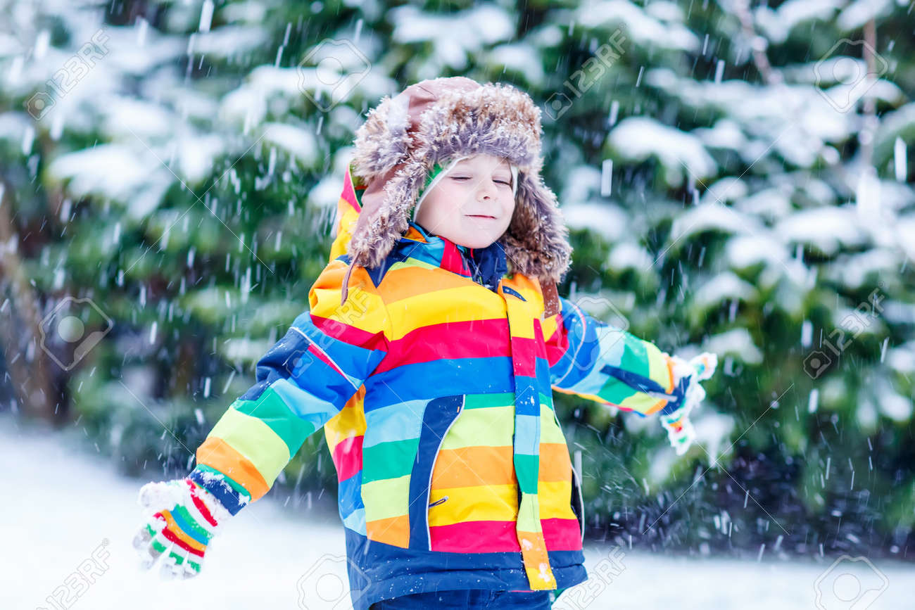 カラフルな冬のかわいい面白い男の子服のキャッチの雪と雪 屋外降雪時 アクティブな Outoors レジャー冬の子供と 子供と一緒に暖かい帽子 手袋 スカーフ の写真素材 画像素材 Image カラフルな冬のかわいい面白い男の子服のキャッチの雪と雪 屋外降雪時 アクティブな Outoors レジャー冬の子供と 子供と一緒に暖かい帽子 手袋 スカーフ の写真素材 画像素材 Image
