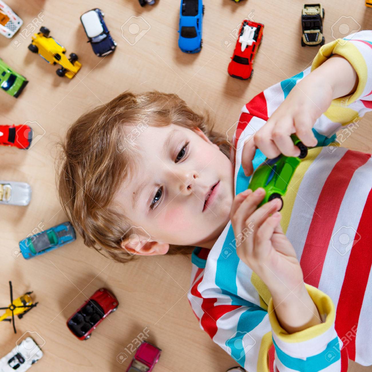 室内のおもちゃの車がたくさん遊んで面白い少年 子供男の子カラフルなシャツを着て 楽しい時を過します の写真素材 画像素材 Image
