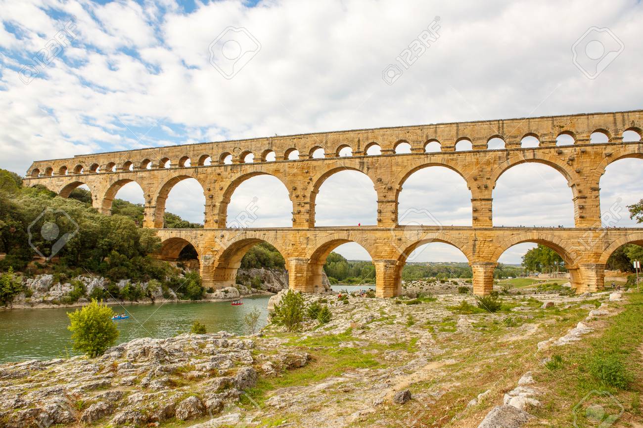 ポン デュ ガールは 南フランスのニーム近郊の古代ローマの水路です プロヴァンスの観光客の旅行先 の写真素材 画像素材 Image ポン デュ ガールは 南フランスのニーム近郊の古代ローマの水路です プロヴァンスの観光客の旅行先 の写真素材 画像素材 Image