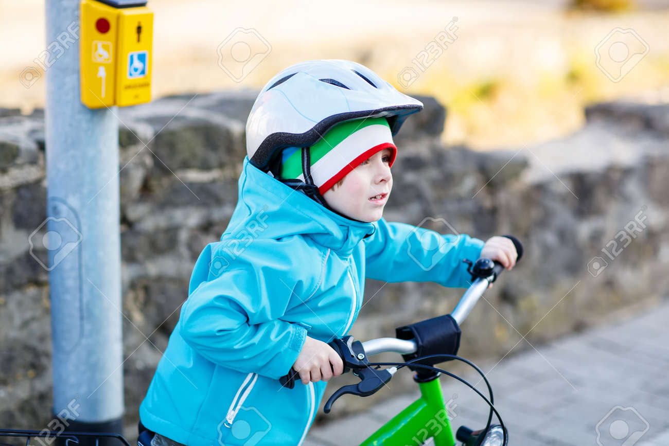 都市の彼の最初緑の自転車に乗って保育園の子供の小さな男の子 カラフルな服立っていると信号近くに待機で幸せな子 屋外の子供のためのアクティブなレジャー の写真素材 画像素材 Image 3546 都市の彼の最初緑の自転車に乗って保育園の子供の小さな男の子 カラフルな服立っていると信号近くに待機で幸せな子 屋外の子供のためのアクティブなレジャー の写真素材 画像素材 Image 3546