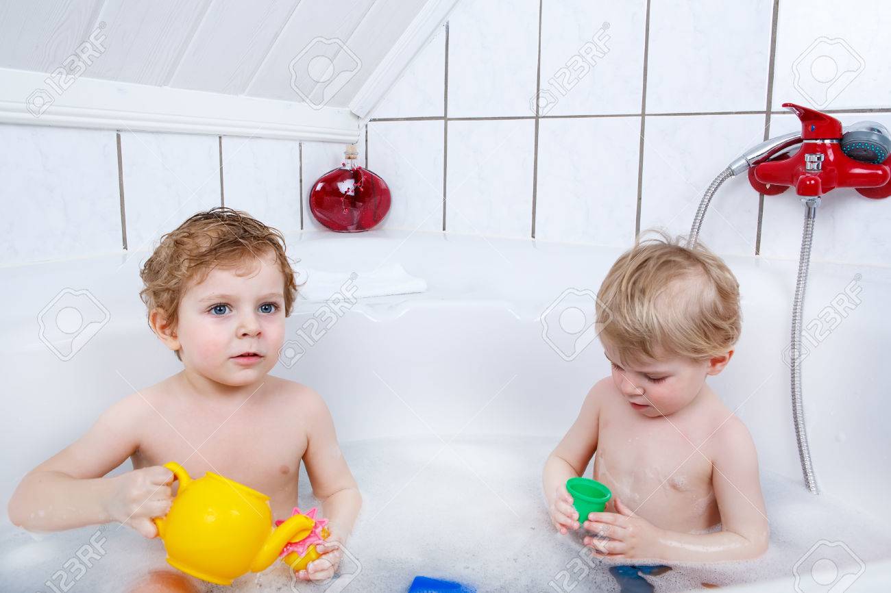 友達　風呂 自宅のバスタブでお風呂を取って水で楽しく二人の友達が少ない少年。子供は遊んでおもちゃと一緒に協力して。子供の体、ヘルスケアの概念を洗濯とクリーニングします。の写真素材・画像素材  Image 40779221