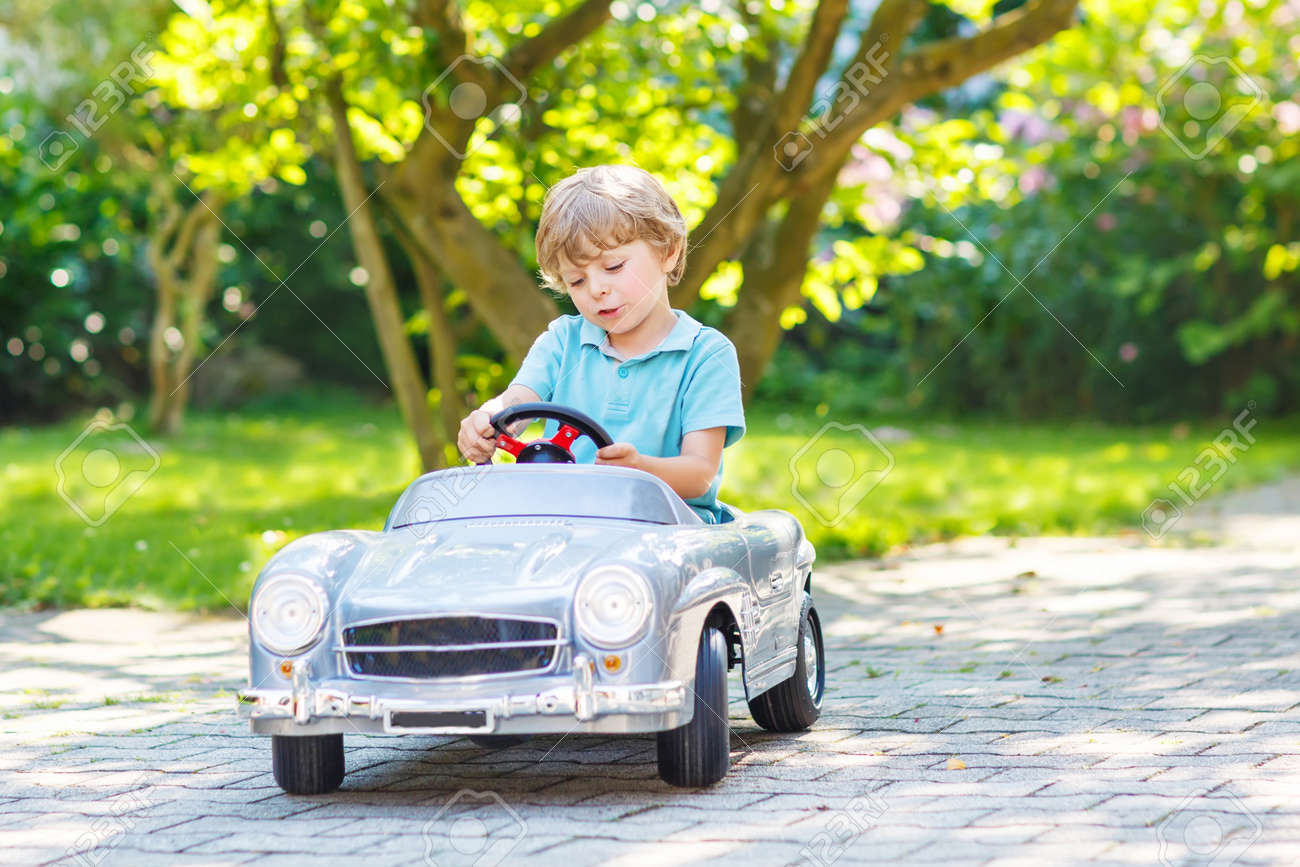 大きなおもちゃ古いビンテージ車を運転して 楽しんで 屋外の小さな幼児男の子 暖かい夏の日に子供とアクティブなレジャー の写真素材 画像素材 Image 大きなおもちゃ古いビンテージ車を運転して 楽しんで 屋外の小さな幼児男の子 暖かい夏の日に子供とアクティブなレジャー の写真素材 画像素材 Image