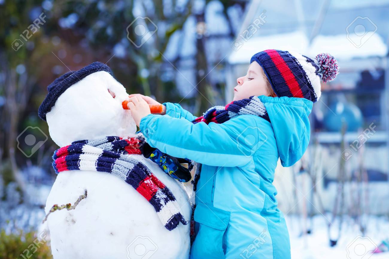 Muchacho Adorable Niño Haciendo Un Muñeco De Nieve Y Comer Zanahoria Jugar Y Divertirse Con La Nieve Al Aire Libre En Un Día Frío Al Aire Libre Activa De Ocio Con Los