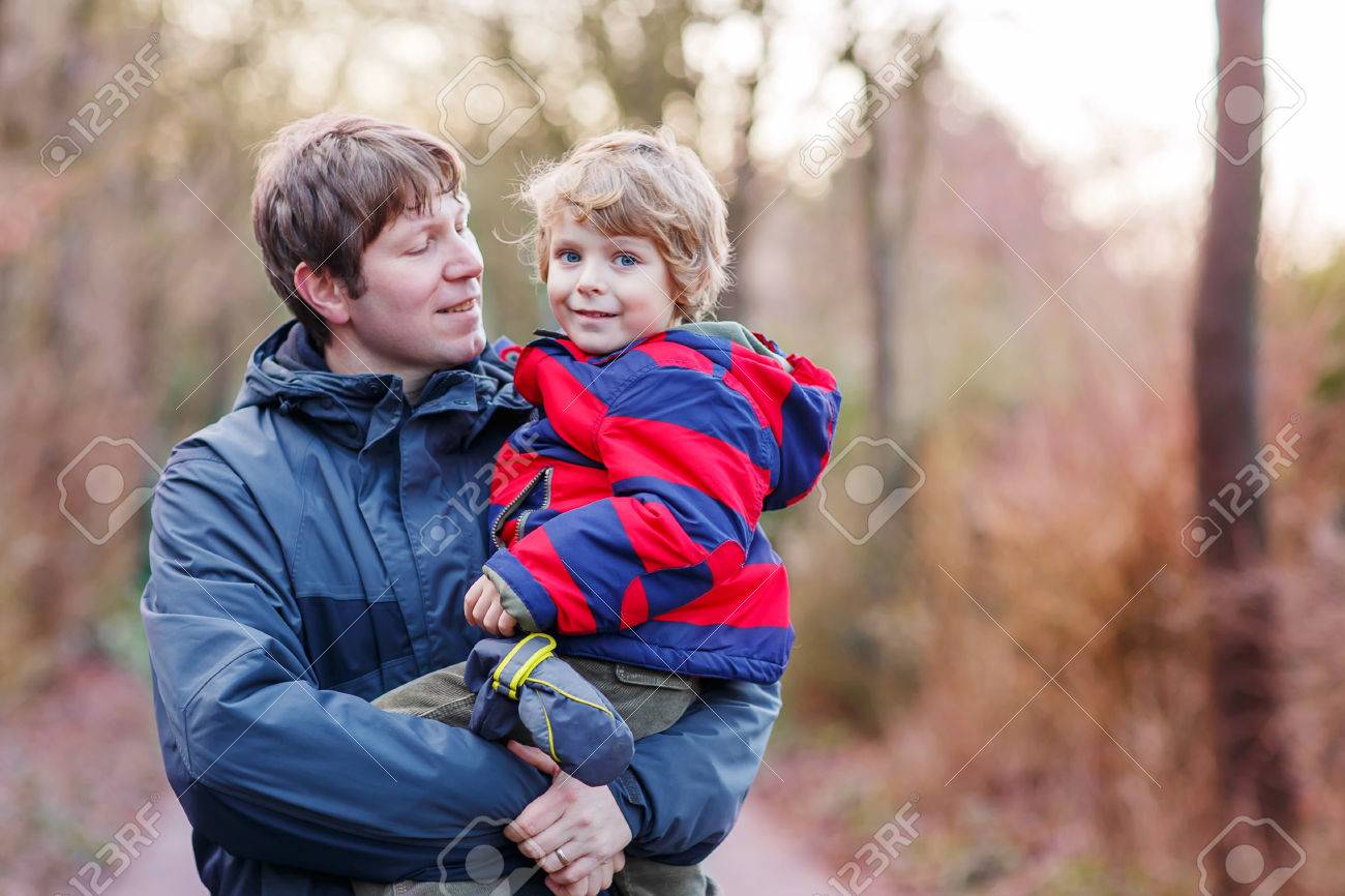 Несет ребенка на спине. Отец с новорожденным ребенком. Отцы и дети. Несет на руках. Сын несет отца.