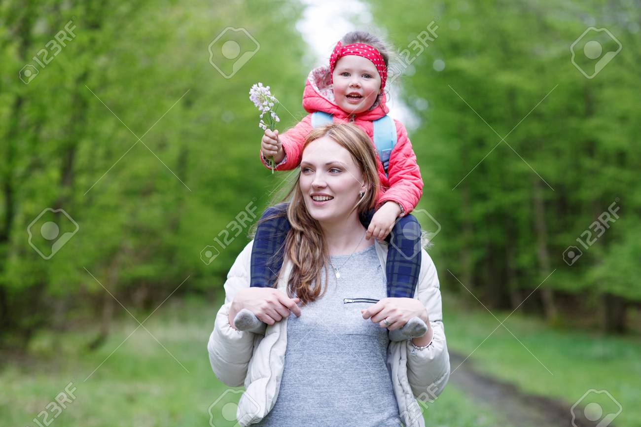 carrying toddler on shoulders