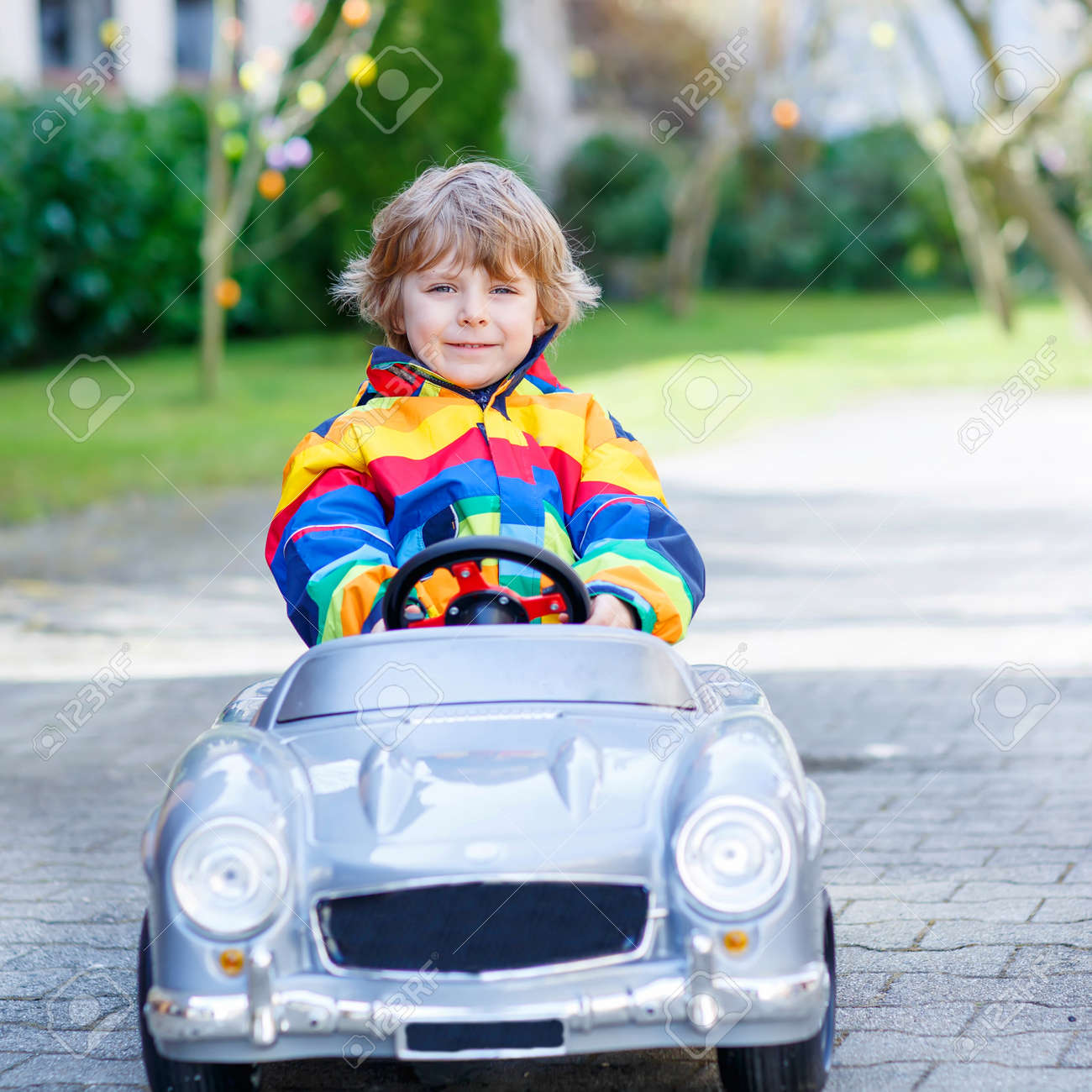 大きなおもちゃ古いビンテージ車を運転して 楽しんで 屋外の小さな幼児子供男の子暖かい春や秋の日に屋外の子供とアクティブなレジャー の写真素材 画像素材 Image 4054