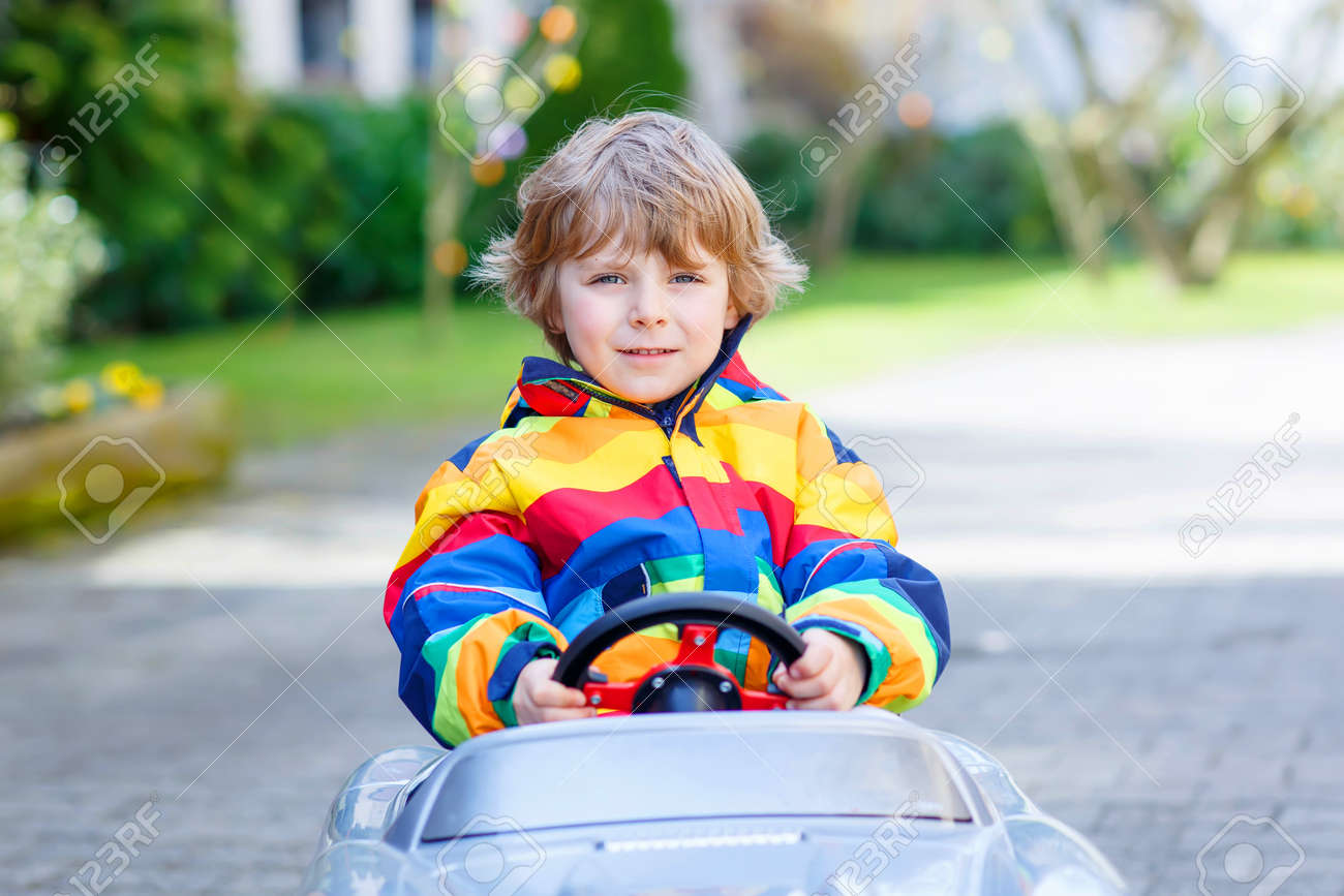 面白い子供大きなおもちゃ古いビンテージ車を運転して 楽しんで 屋外 暖かい春や秋の日に屋外の子供とアクティブなレジャー の写真素材 画像素材 Image