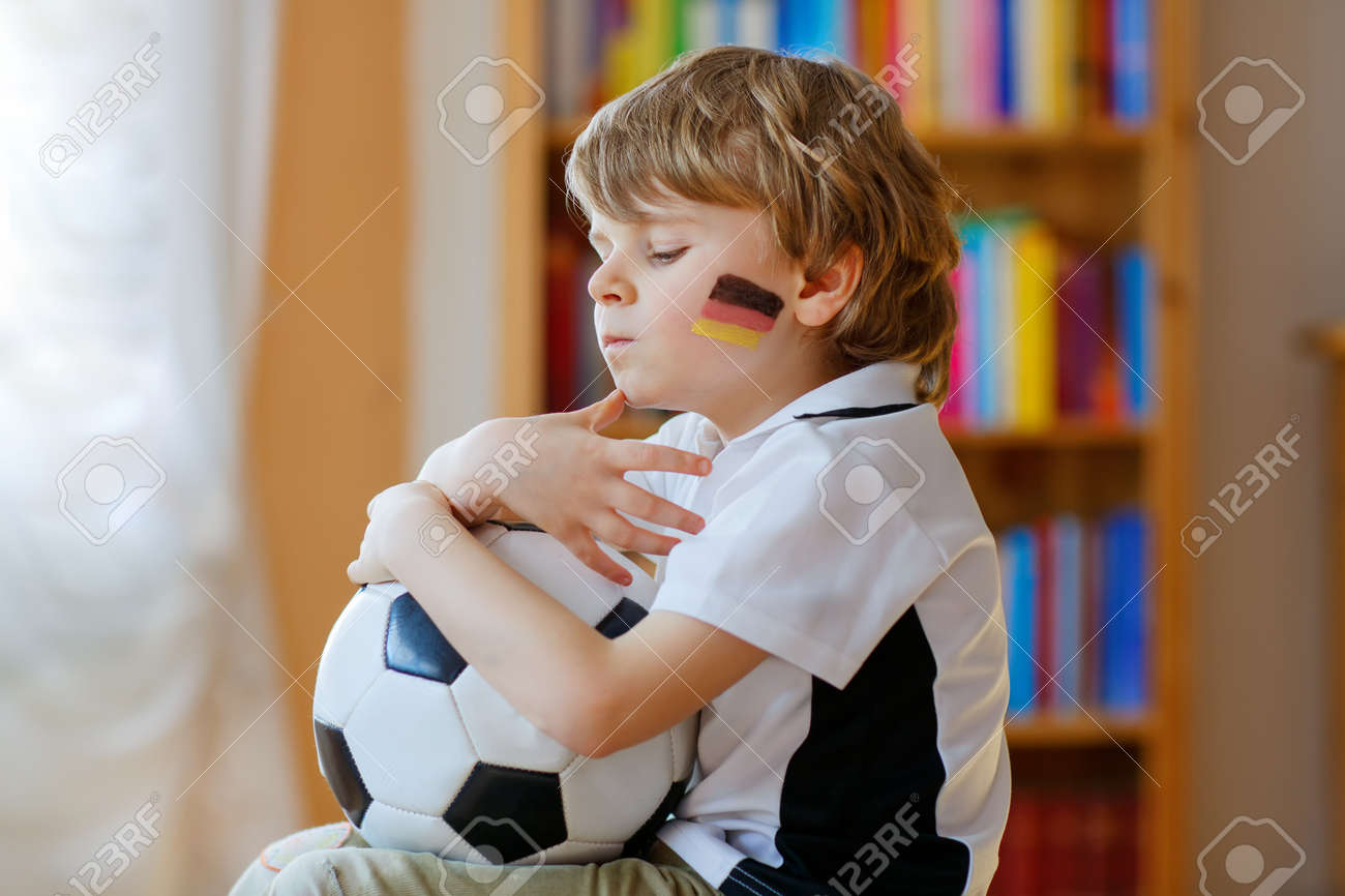 テレビでサッカー ヨーロッパ カップの試合を見てボールの小さな金髪の幼児子供男の子 面白い子ファンと楽しんで優勝サッカー チームを応援します チャンピオンズ リーグのコンセプトです の写真素材 画像素材 Image