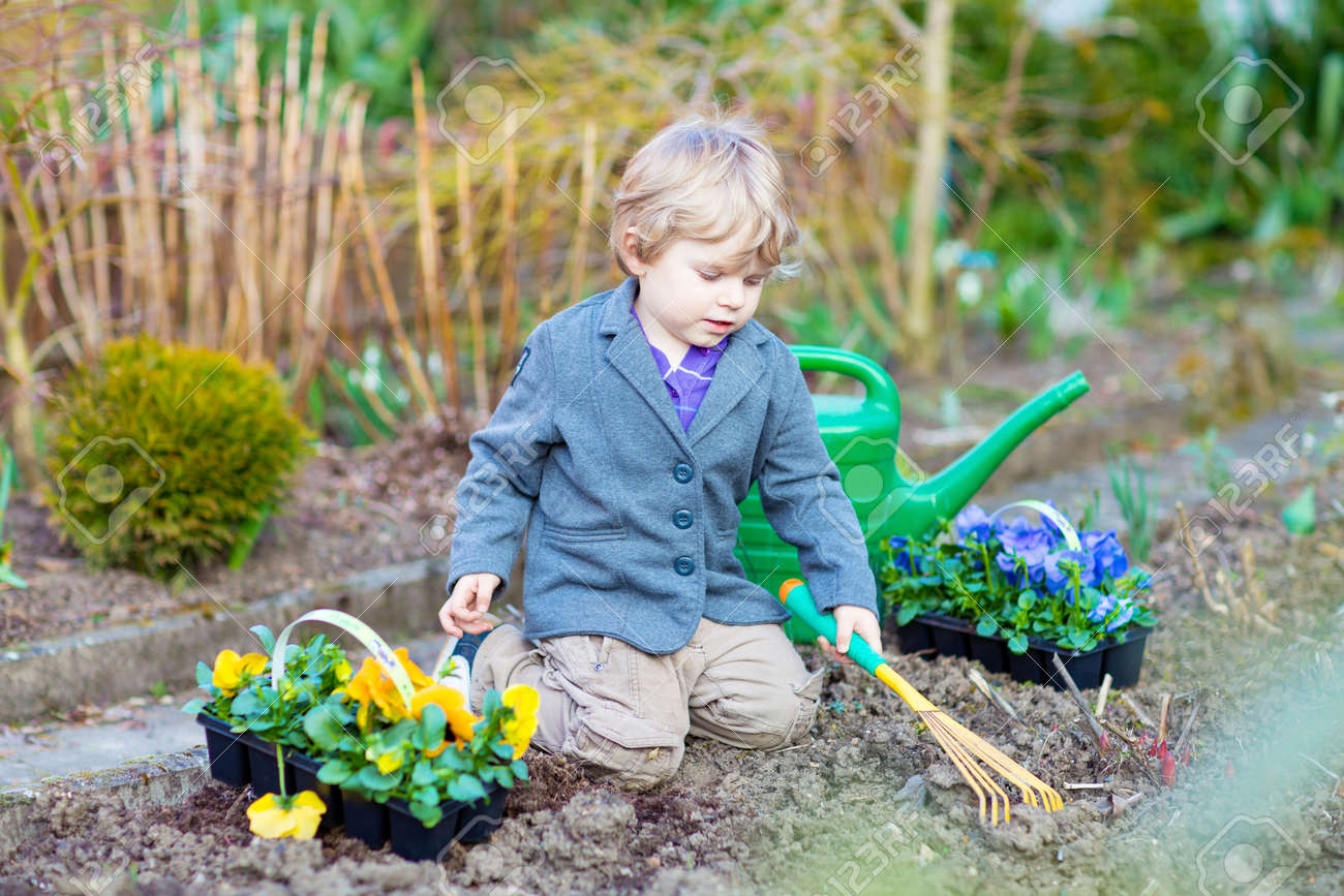 Petit Enfant Garcon Aidant Avec Le Jardinage Dans Le Jardin De Printemps Droles De Fleurs De Plantation Des Enfants Famille Le Printemps La Plantation Concept Banque D Images Et Photos Libres De Droits