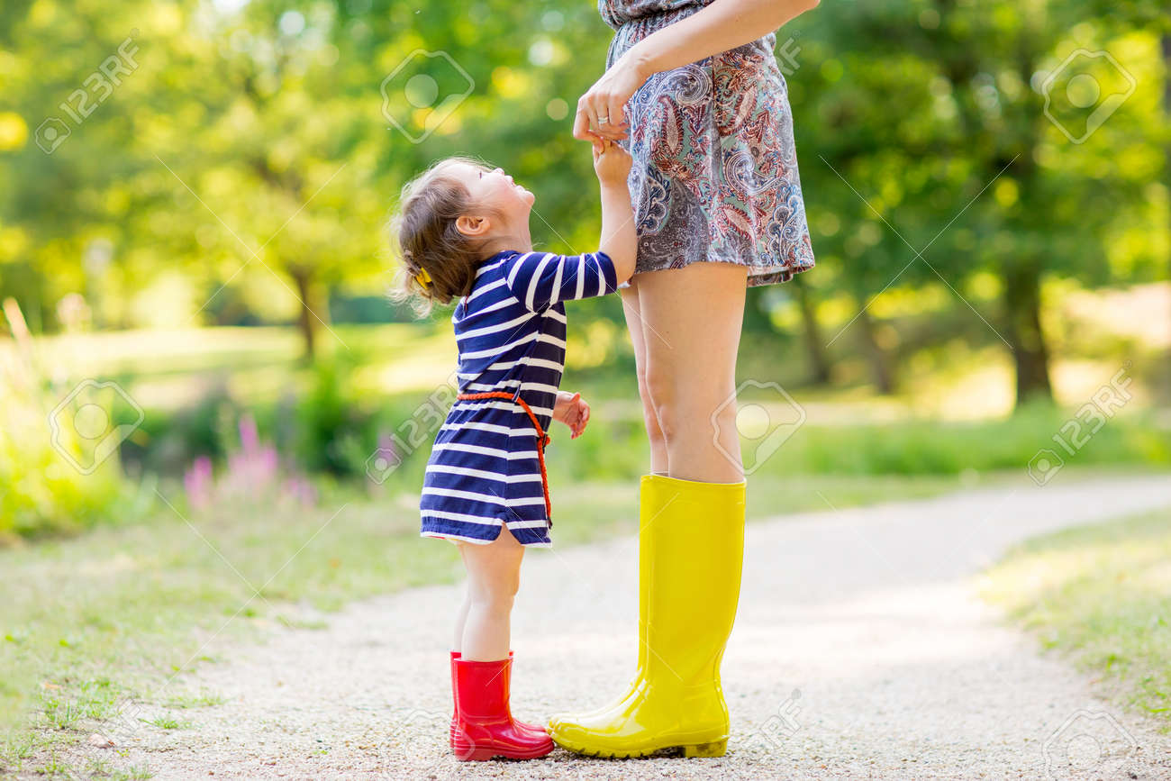 若い母親と楽しんでゴム長靴で愛らしい子少女 一緒に家族に見えます 赤いブーツの女の子 女性の足が長い の写真素材 画像素材 Image 若い母親と楽しんでゴム長靴で愛らしい子少女 一緒に家族に見えます 赤いブーツの女の子 女性の足が長い の写真素材 画像素材 Image
