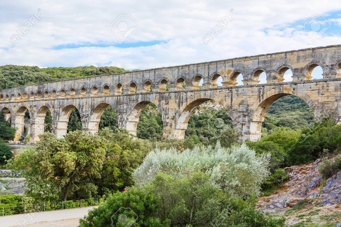 ポン デュ ガールは 南フランスのニーム近郊の古代ローマの水路です プロヴァンスの観光客の旅行先 の写真素材 画像素材 Image ポン デュ ガールは 南フランスのニーム近郊の古代ローマの水路です プロヴァンスの観光客の旅行先 の写真素材 画像素材 Image