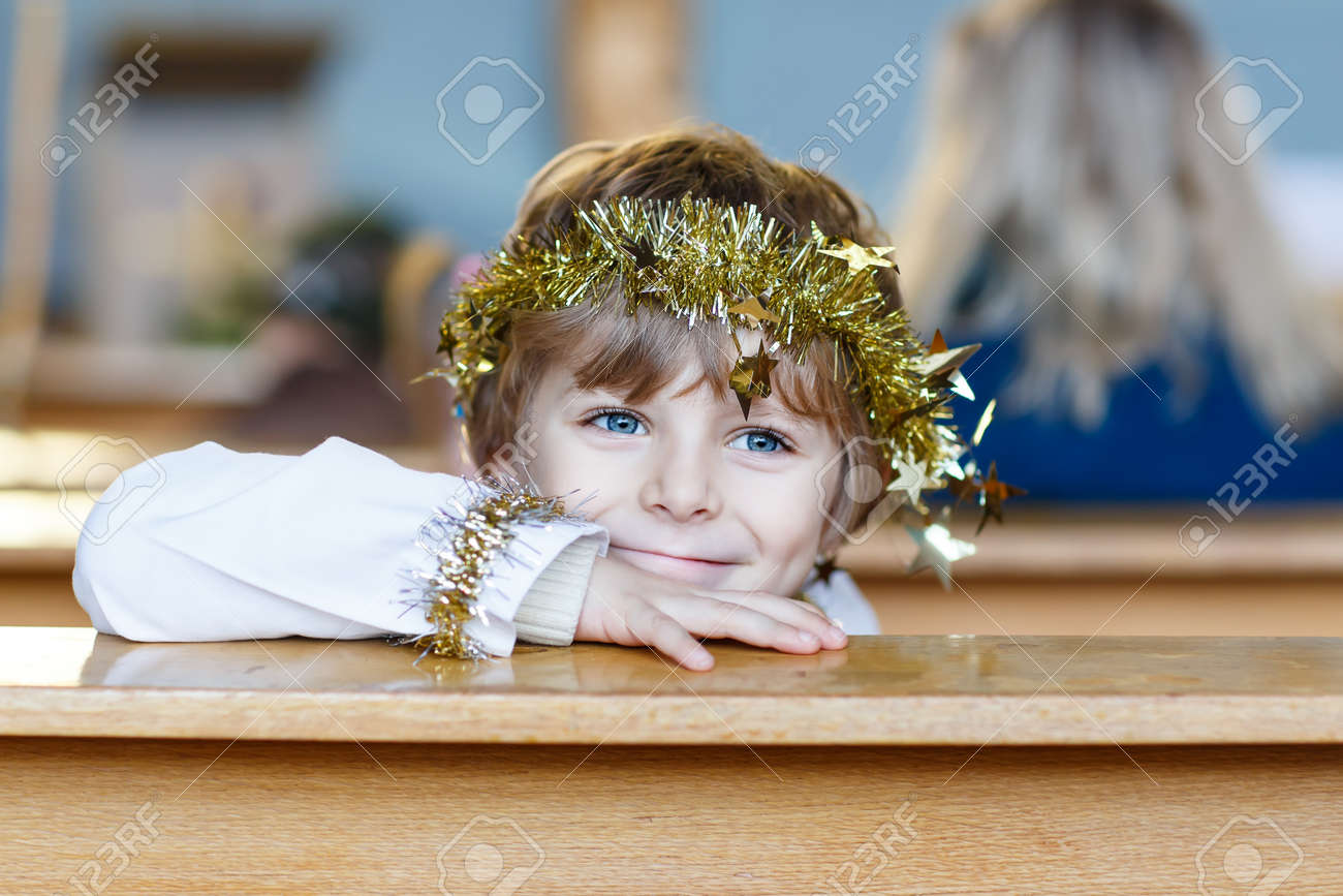 クリスマスイブ 天使を再生教会の美しい小さな子供男の子 幸せな愛らしいの金髪の子供はライトと背景にクリスマス ツリーを歌います の写真素材 画像素材 Image