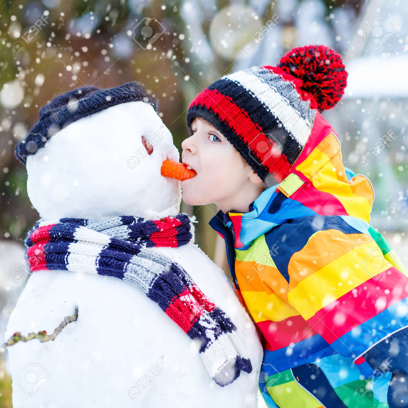 カラフルな服を着て屋外 雪だるまを作って面白い子供男の子 の写真素材 画像素材 Image