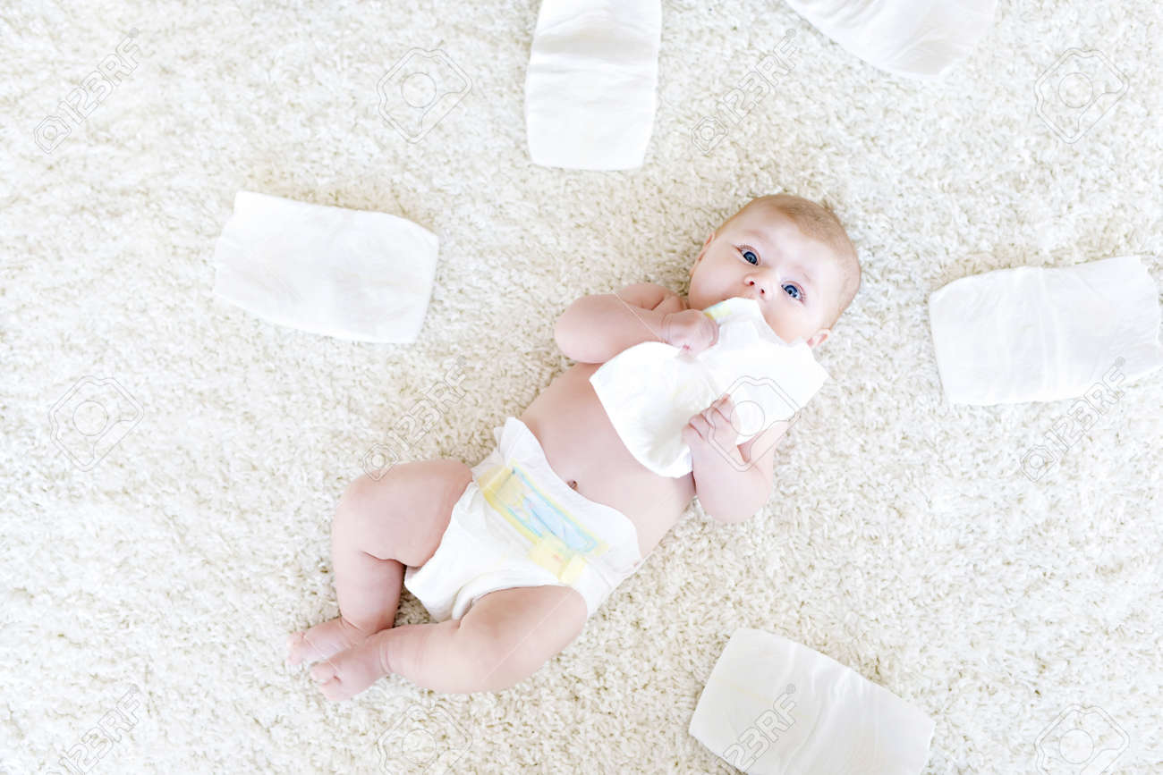Fille Bebe Nouveau Ne Avec Des Couches La Peau Seche Et Pepiniere Banque D Images Et Photos Libres De Droits Image