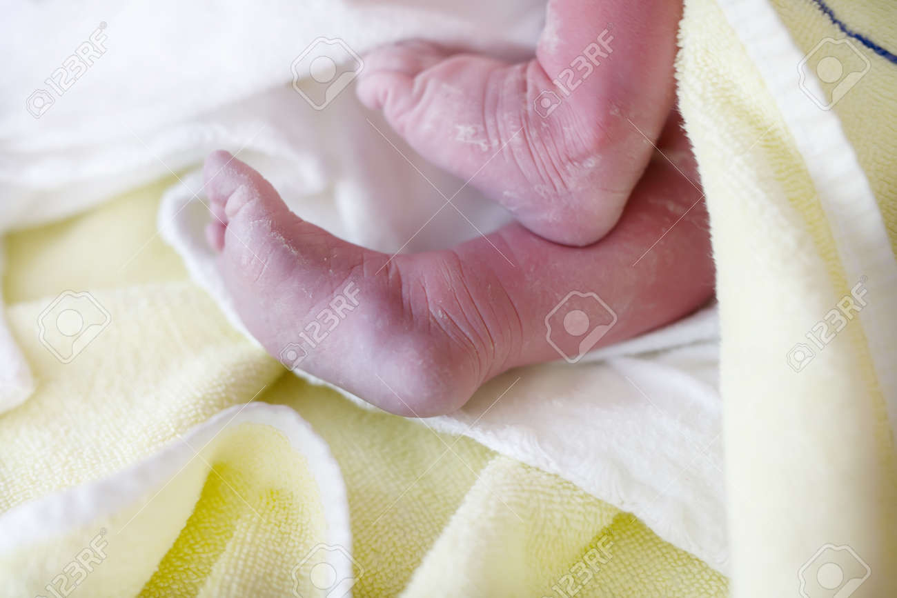 Pieds De Bébé Nouveau-né Secondes Et Minutes Après La Naissance Couché Sur  Une Serviette Banque D'Images et Photos Libres De Droits. Image 78365946