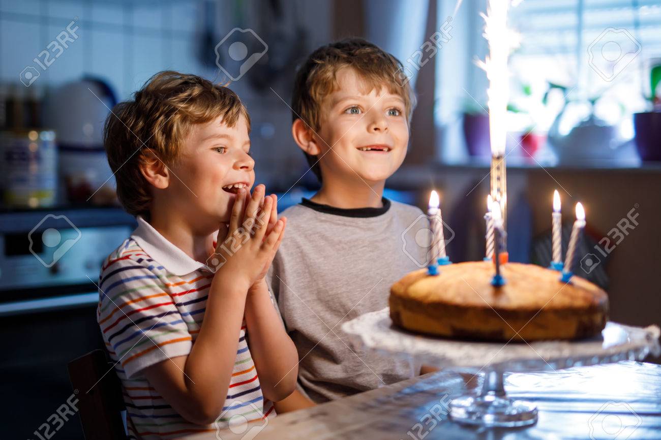 Jumeaux Petit Garcon Garcons Celebrant L Anniversaire Et Soufflant Des Bougies Sur Le Gateau Banque D Images Et Photos Libres De Droits Image