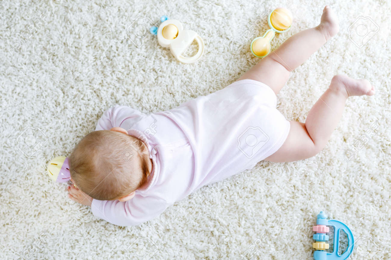 カラフルなガラガラおもちゃのたくさんの赤ちゃん体手足のクローズ アップ の写真素材 画像素材 Image