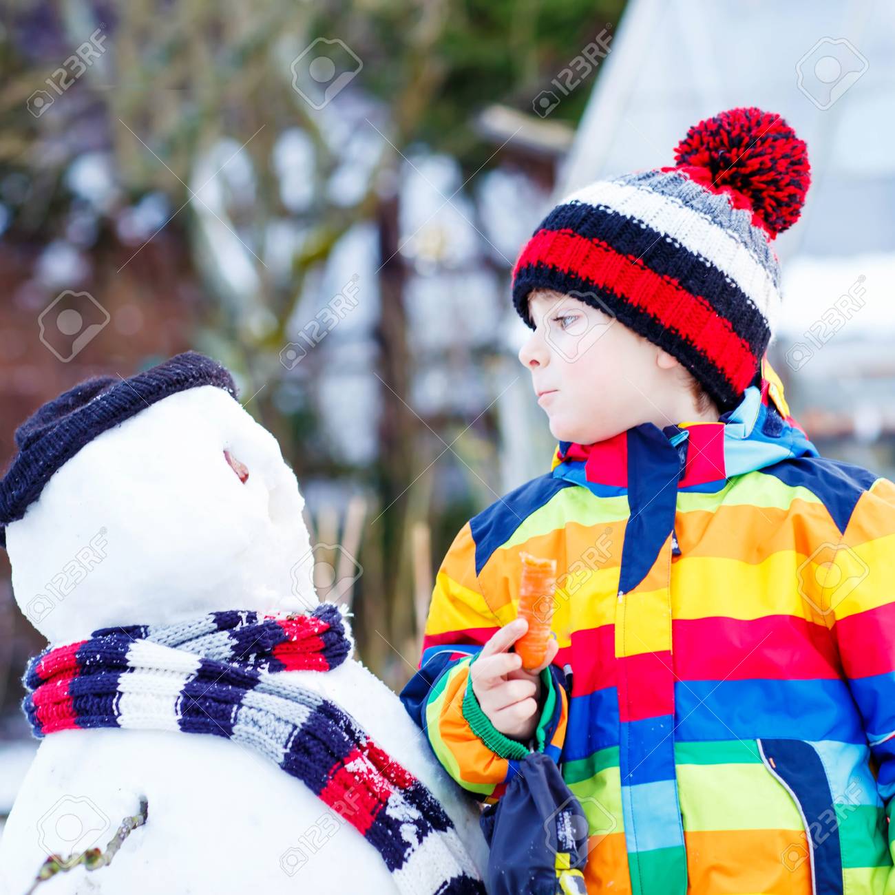 カラフルな服を着て屋外 雪だるまを作って面白い子供男の子 の写真素材 画像素材 Image 1540