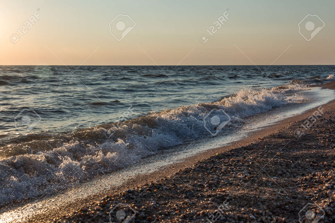 貝殻の浜辺で夕日の海の波 美しい背景 の写真素材 画像素材 Image 貝殻の浜辺で夕日の海の波 美しい背景 の写真素材 画像素材 Image