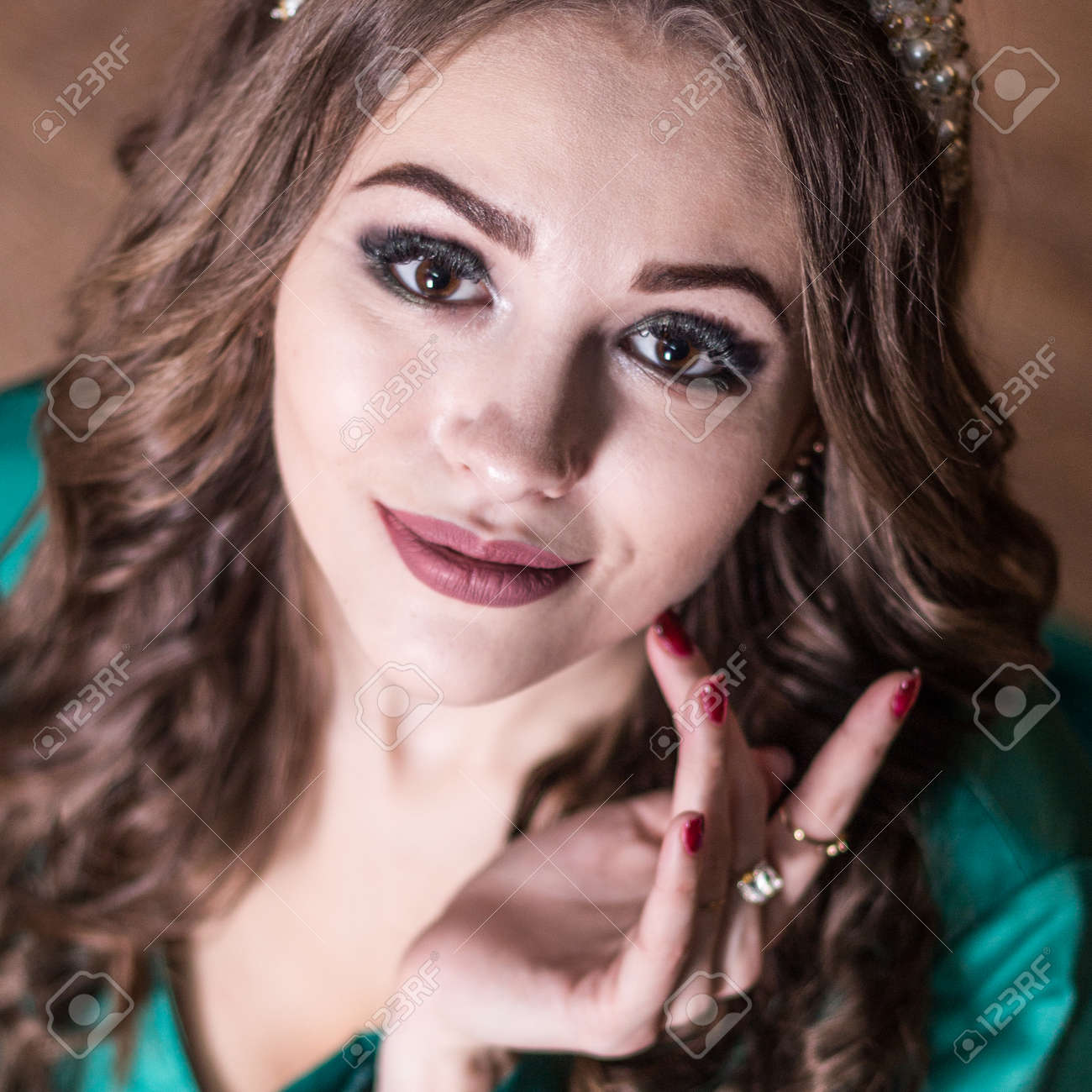 正方形の絵 長いまつげを持つ茶色の目を持つ美しいモデルの女の子の肖像画 下から上にカメラを見つめる クローズ アップ の写真素材 画像素材 Image