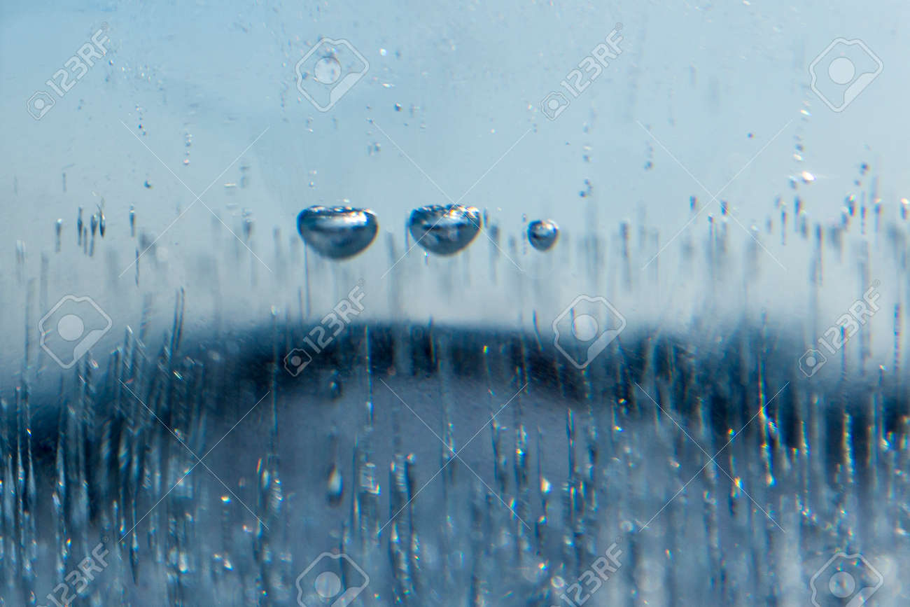 気泡は 恐ろしいおとぎ話のキャラクターのように 氷の中で凍りつきました 邪悪な感情 冬の抽象的な背景 の写真素材 画像素材 Image