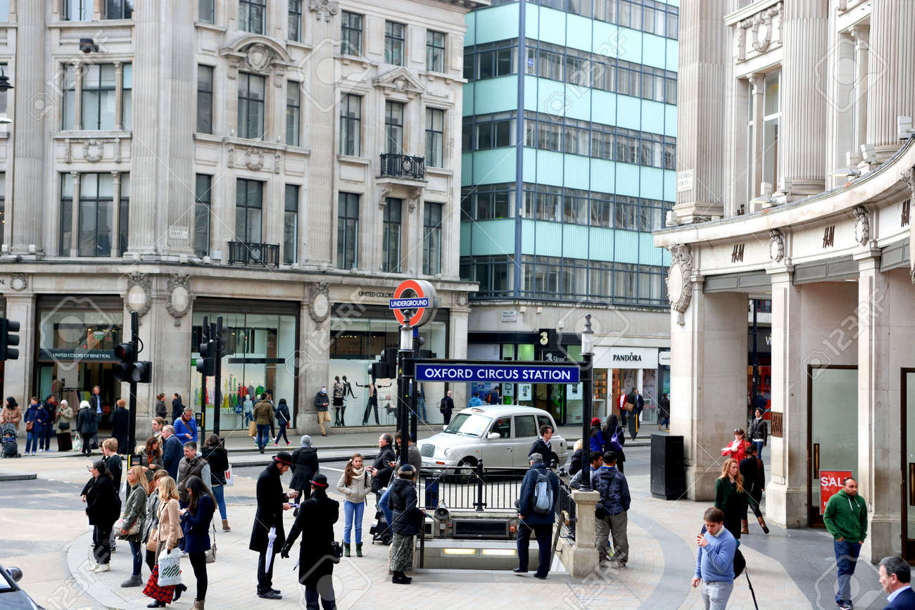 14 年 3 月 28 日 英国ロンドン オックスフォード サーカス駅オックスフォード サーカスの景色はオックスフォード通り 0 ロンドンのウエスト エンドのリージェント ストリートの交差点 の写真素材 画像素材 Image