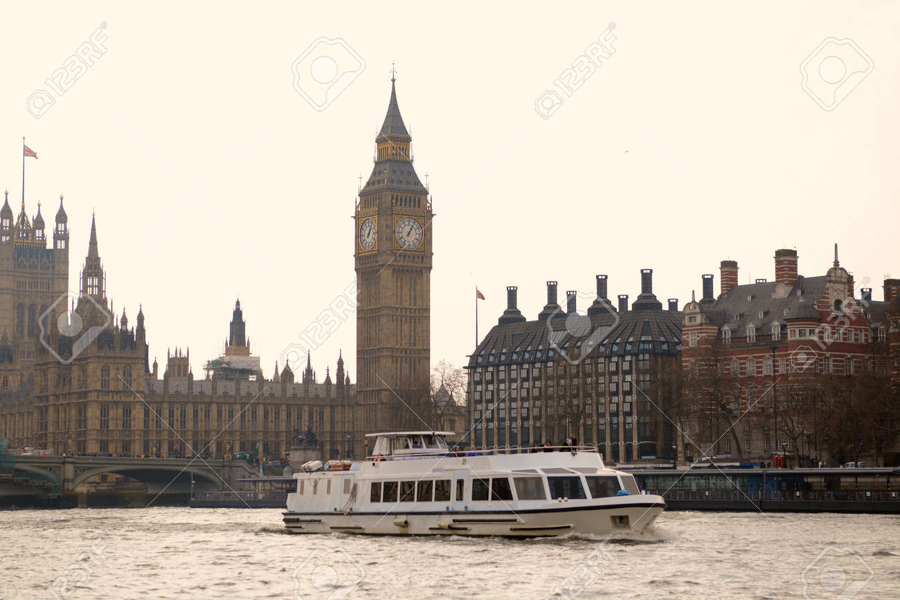 ロンドン イギリス 14 年 3 月 28 日風景の家議会ロンドンのテームズ川から撮影 の写真素材 画像素材 Image