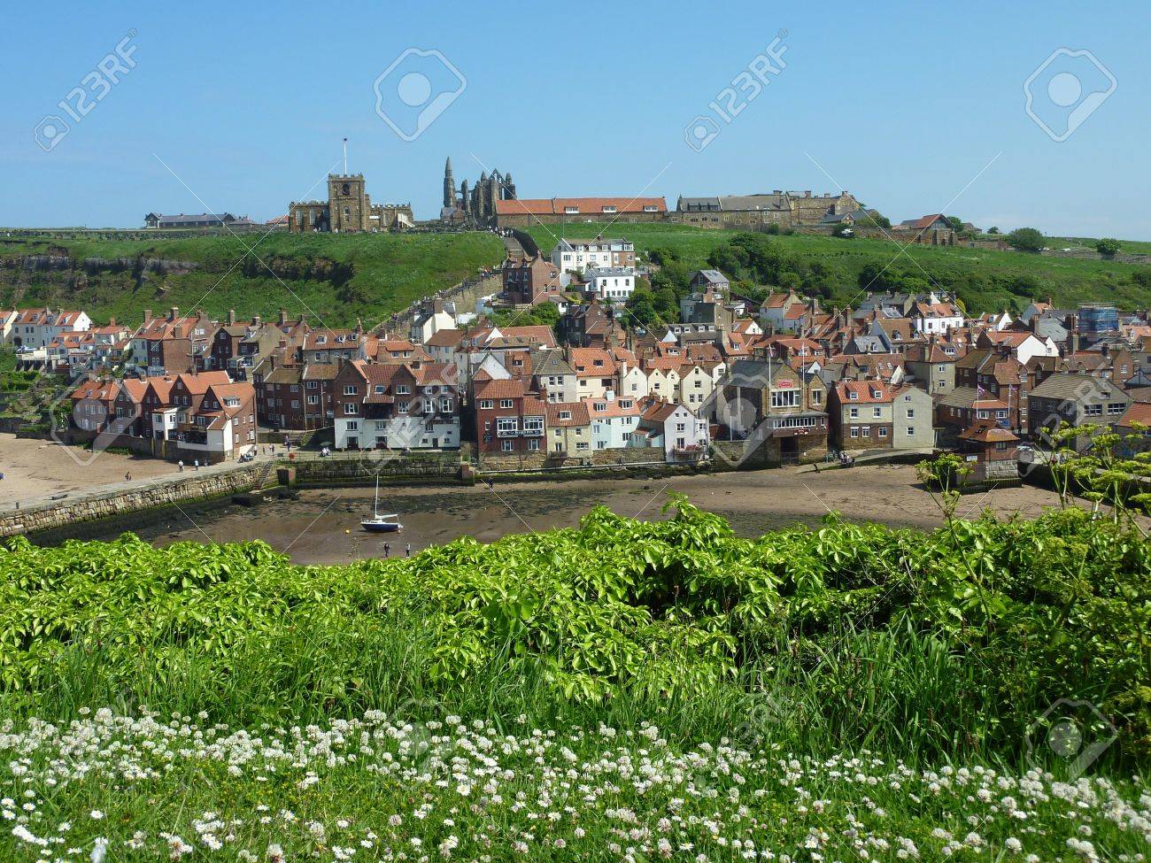 ノース ヨークシャー イギリスのウィットビーの町の眺め の写真素材 画像素材 Image