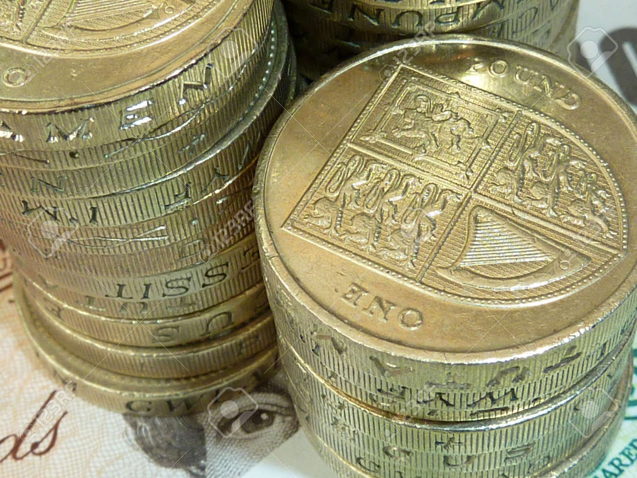 10 ポンド紙幣上のイギリス ポンド硬貨の山の写真素材・画像素材 Image 24098490