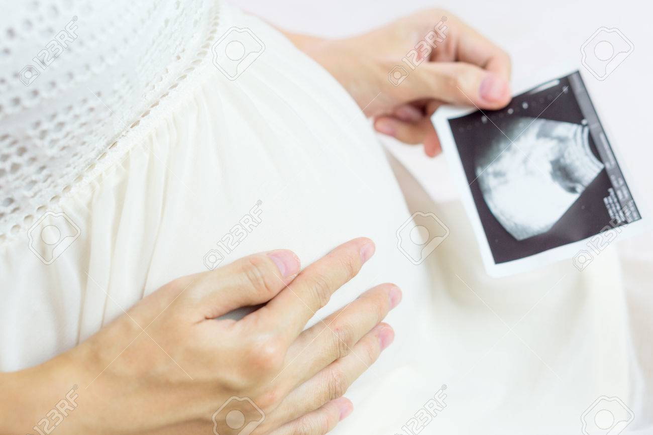 Femme Enceinte Asiatique Regardant Echographie Du Bebe Gros Plan De Ventre Banque D Images Et Photos Libres De Droits Image