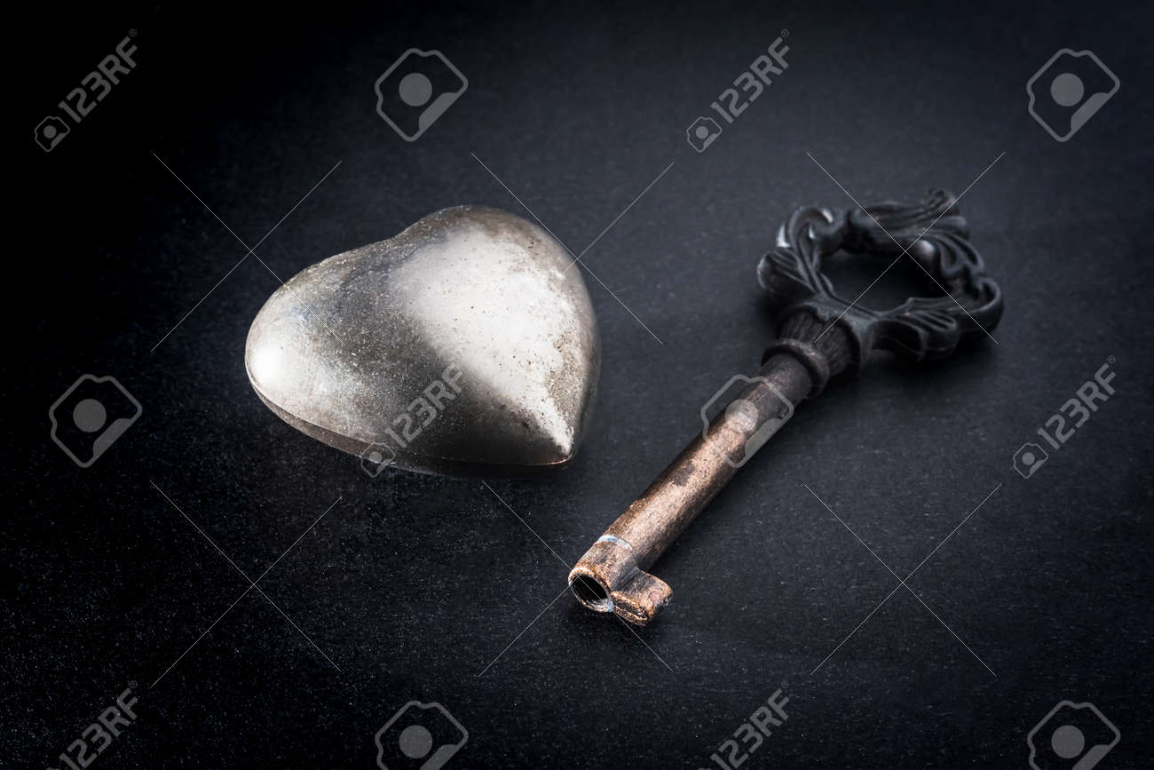 Coeur En Metal Avec Cle Sur Fond Sombre Concept D Amour De Metaphore Banque D Images Et Photos Libres De Droits Image Coeur En Metal Avec Cle Sur Fond Sombre Concept D Amour De Metaphore Banque D Images Et Photos Libres De Droits Image