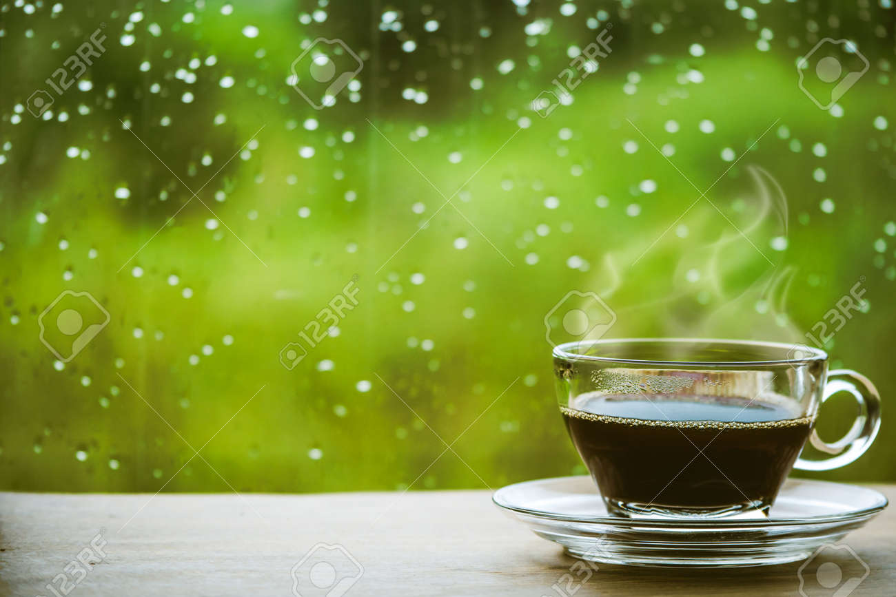 ウィンドウ内のテーブル、朝の雨の日、ゆっくりとくつろげる概念での