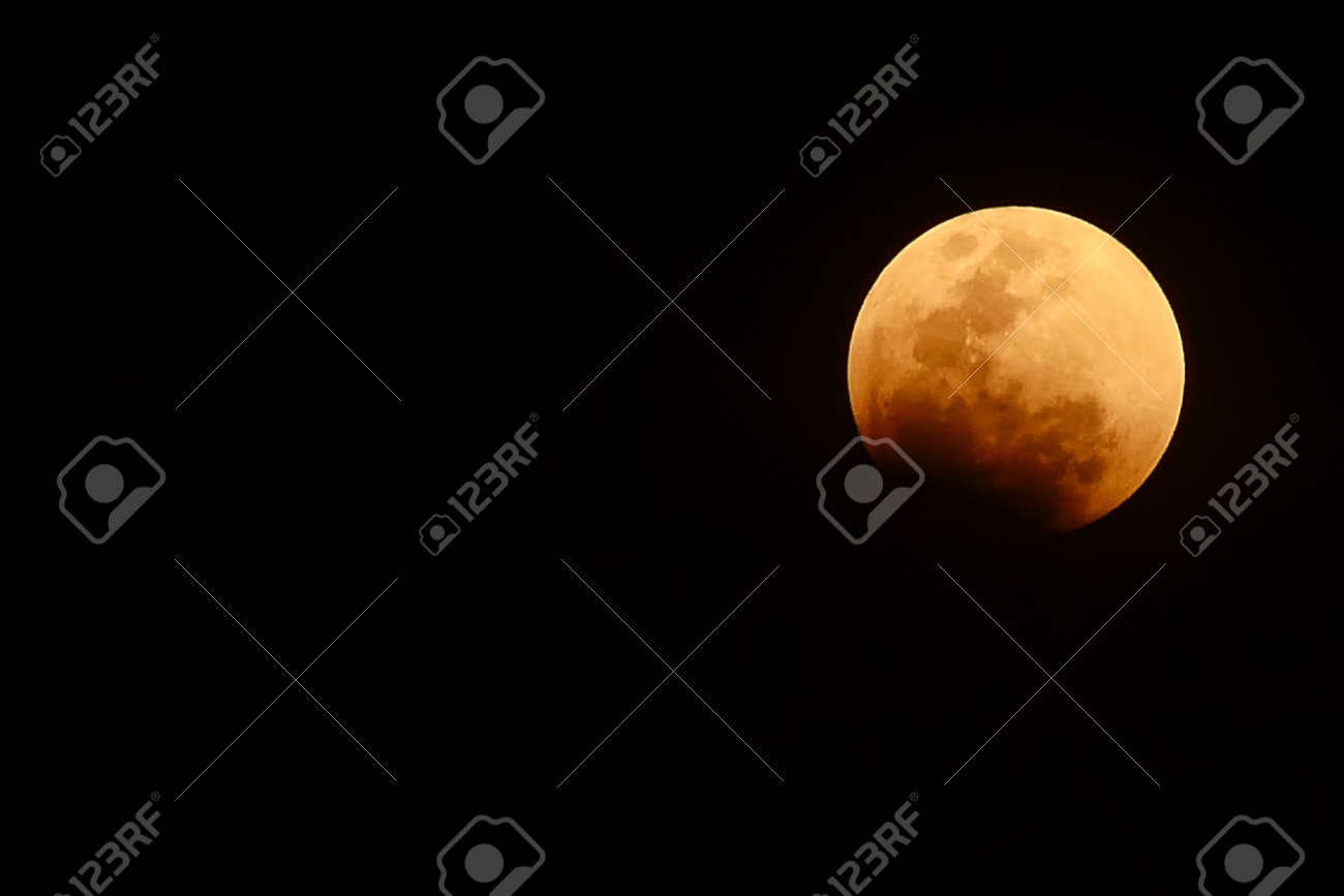 bloody red moon, total Lunar eclipse as seen from Bangkok, Thailand. - 94580162 bloody red moon, total Lunar eclipse as seen from Bangkok, Thailand. - 94580162