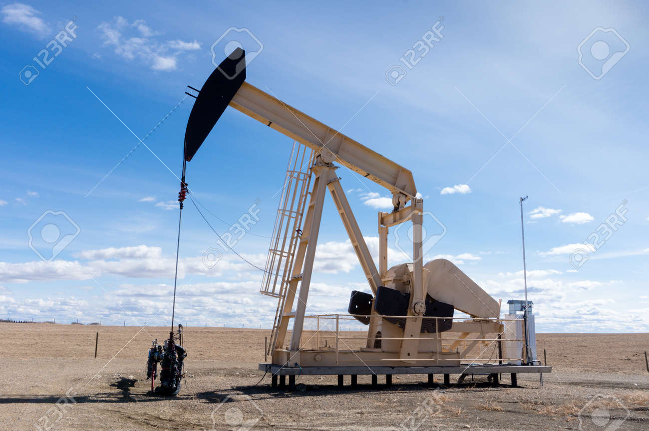 Una Biela-manivela A Cabo La Extracción De Petróleo De Un Pozo De ...