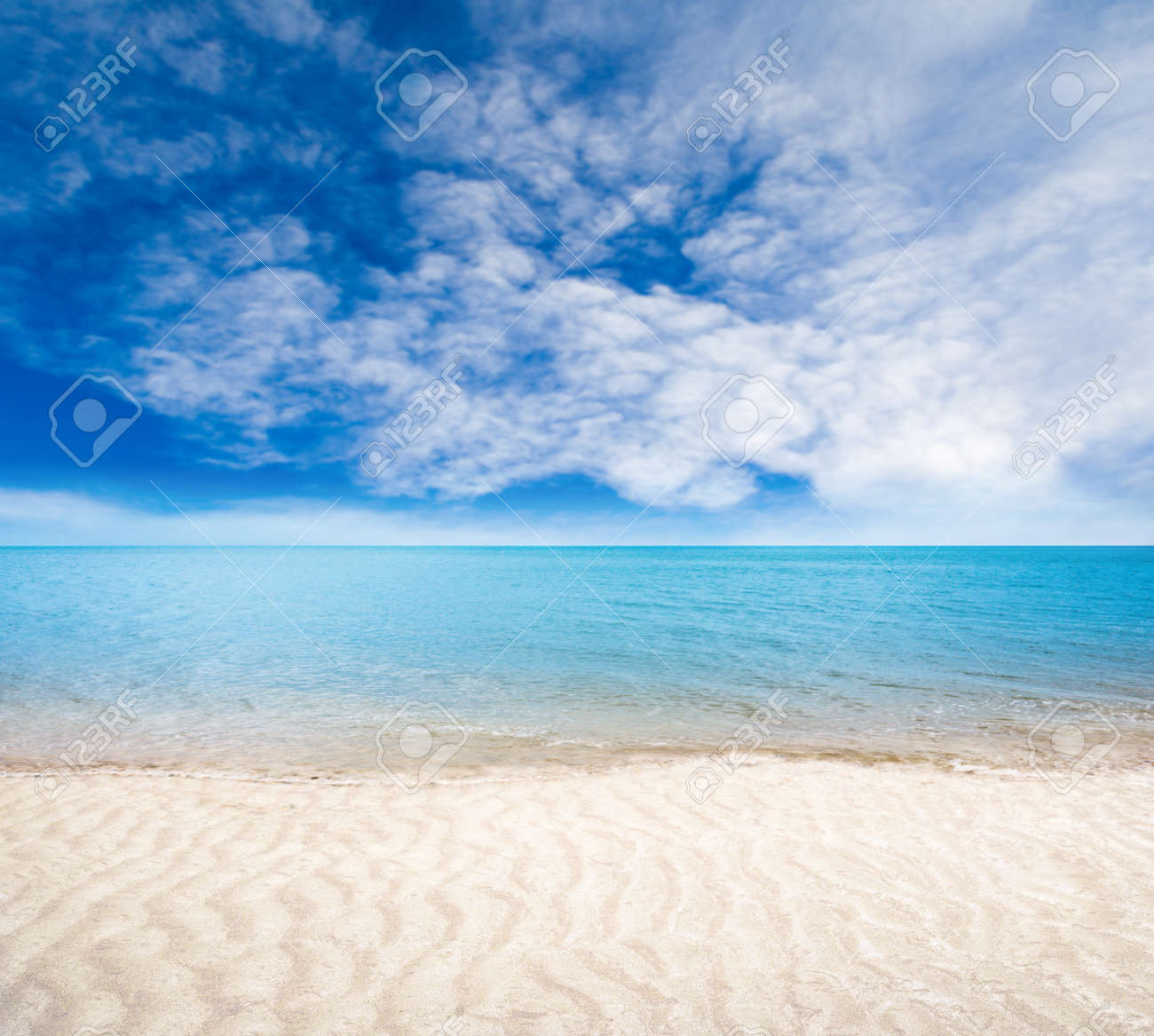 海と空の背景にフィールドの浅い深さで夏の日の前景の砂浜ビーチのクローズ アップ の写真素材 画像素材 Image 海と空の背景にフィールドの浅い深さで夏の日の前景の砂浜ビーチのクローズ アップ の写真素材 画像素材 Image