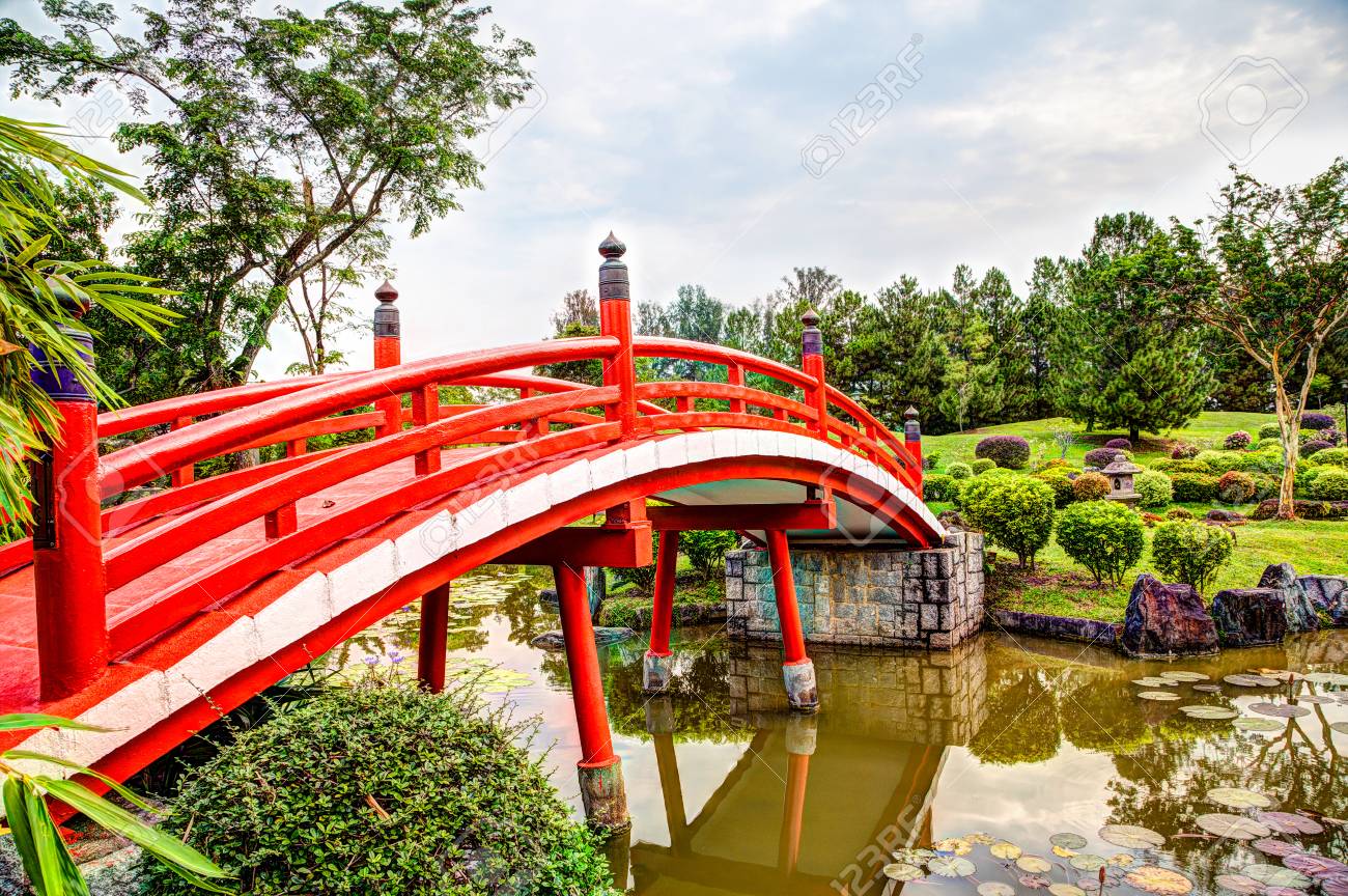 赤の木製橋日本庭園 シンガポールのジュロン レイク ガーデン内にある無料の公共の公園で静かな池 庭園は 自然愛好家やバードウォッチャー運動愛好家の間で人気 の写真素材 画像素材 Image