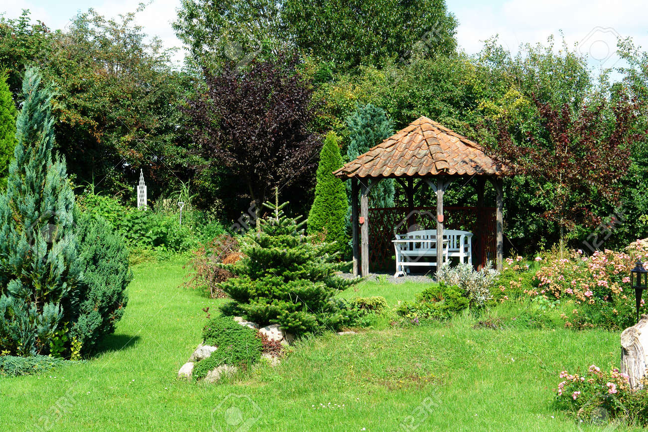 夏季には美しい装飾的な家庭の庭庭ガゼボ パビリオン の写真素材 画像素材 Image
