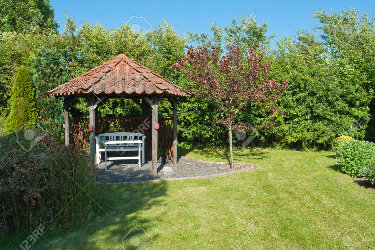 夏季には美しい装飾的な家庭の庭庭ガゼボ パビリオン の写真素材 画像素材 Image