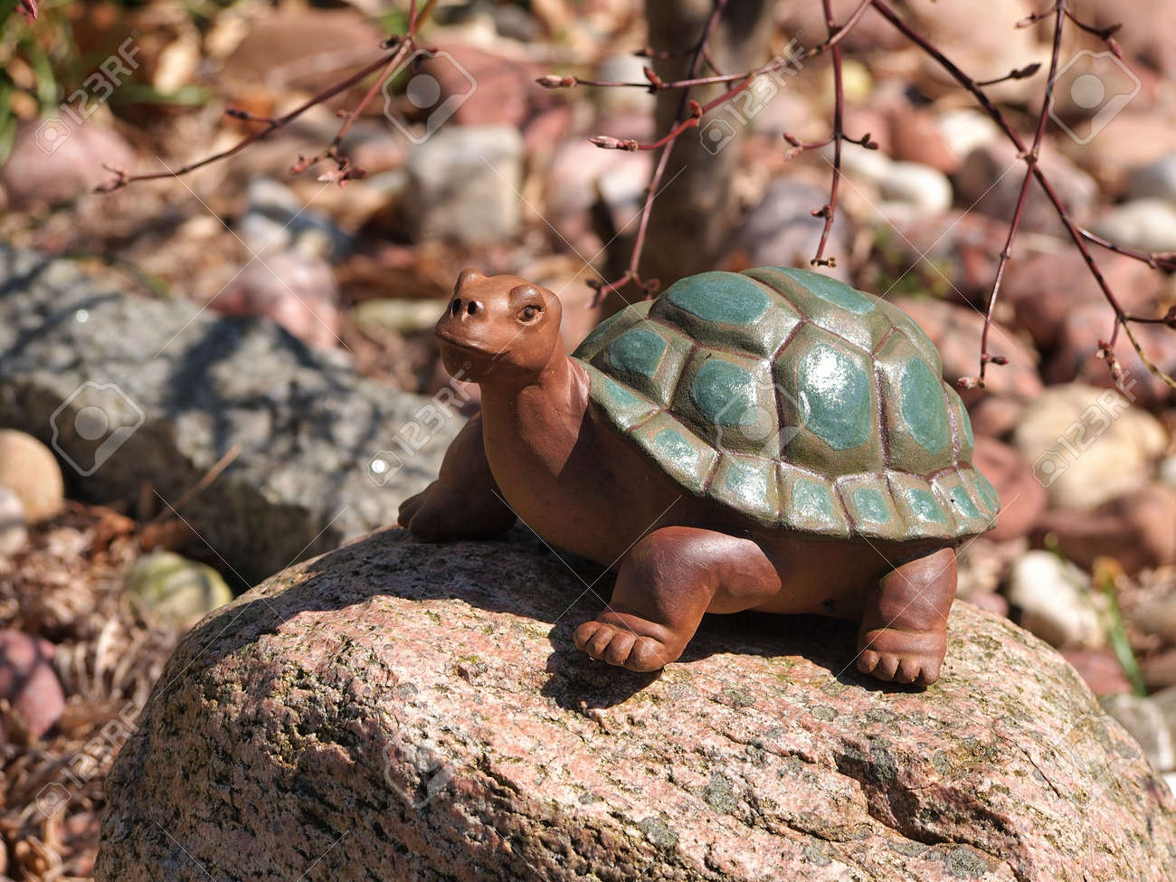 Mignon Statue De Tortue De Pierre Comme Un Objet De Décoration Dans Un  Jardin Banque D'Images et Photos Libres De Droits. Image 39342188