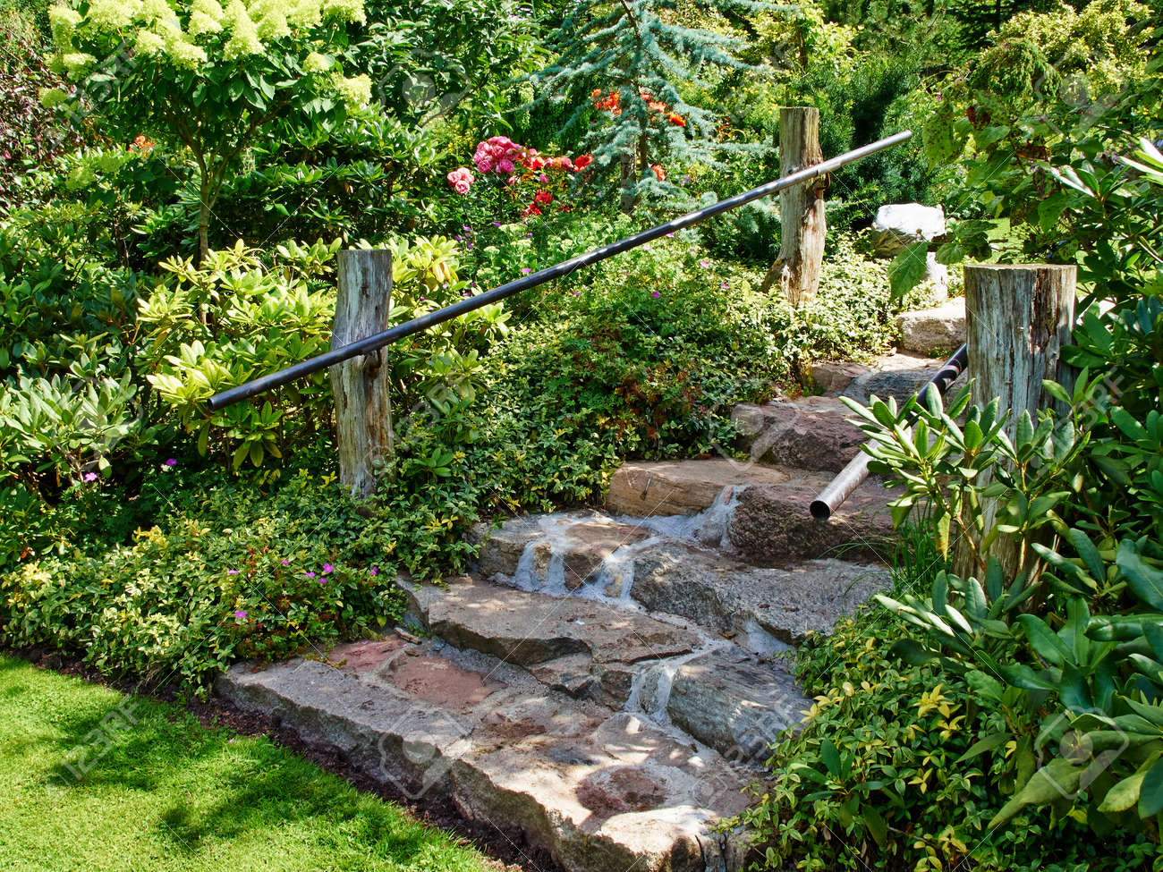 Naturstein Treppen Landschaftsbau In Schonen Uppigen Grunen Bluhenden Hause Garten Lizenzfreie Fotos Bilder Und Stock Fotografie Image 61275299