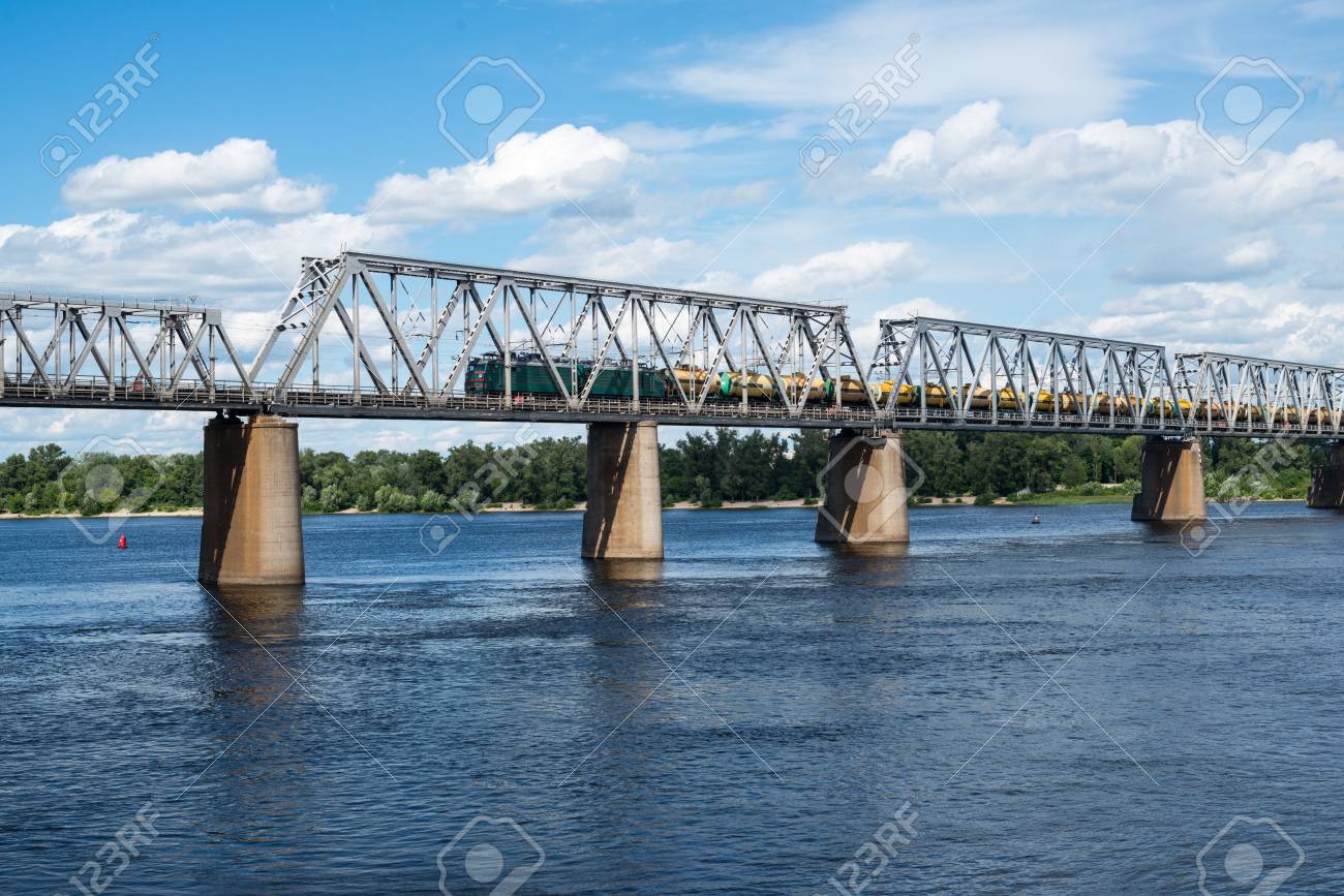 それを貨物列車でドニエプル川を越えてキエフの Petrivskiy 鉄道橋 の写真素材 画像素材 Image それを貨物列車でドニエプル川を越えてキエフの Petrivskiy 鉄道橋 の写真素材 画像素材 Image