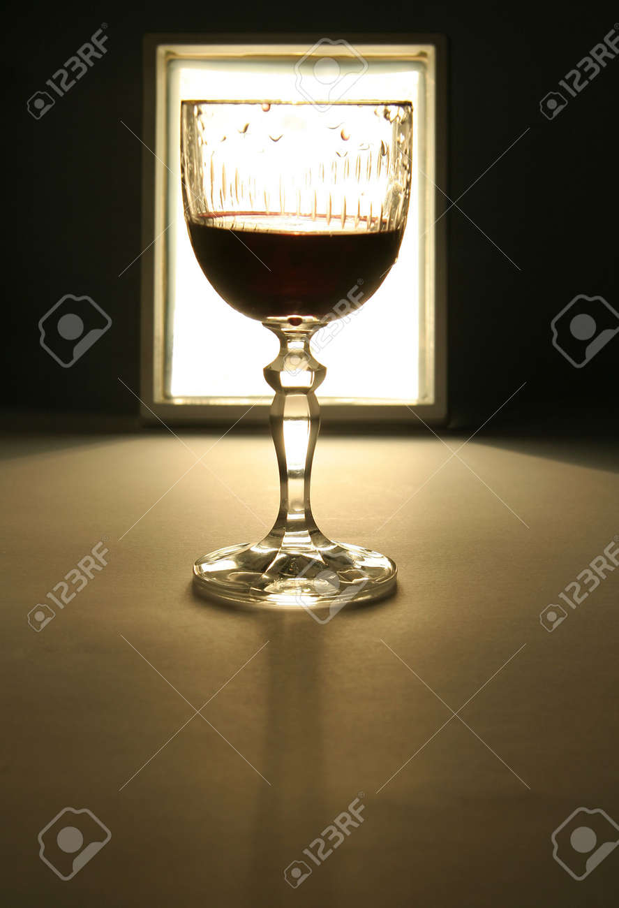 Silhouette bicchiere di vino, la luce bianca in fondo foto royalty ... La luce bianca
