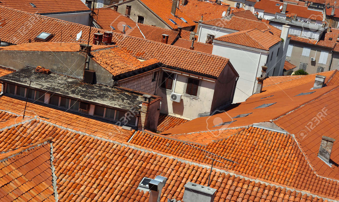 ザダル クロアチアで古いオレンジ アスファルトシングルの屋根 の写真素材 画像素材 Image