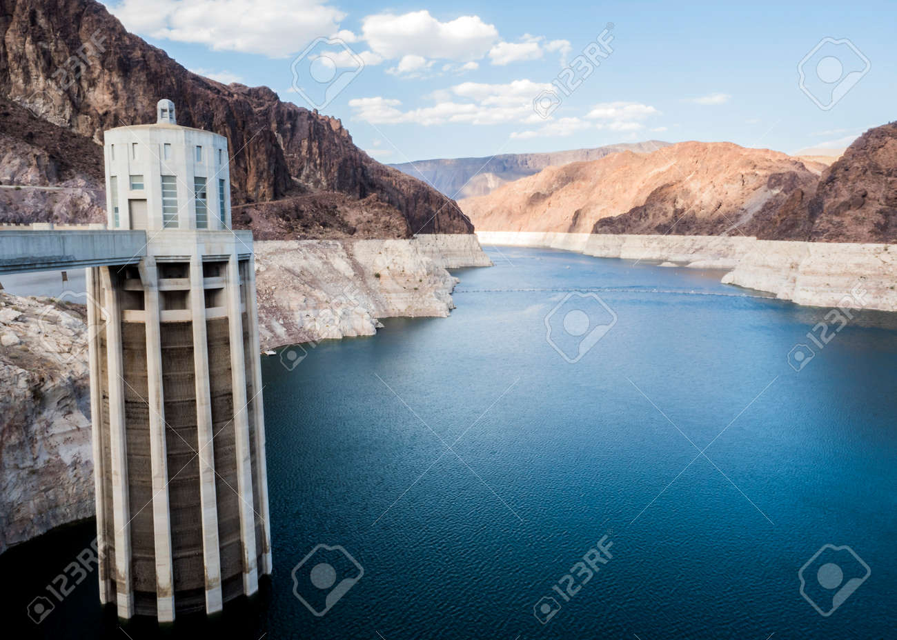 青いミード湖 アリゾナ州 アリゾナ州 米国にはフーバー ダム塔 の写真素材 画像素材 Image 青いミード湖 アリゾナ州 アリゾナ州 米国にはフーバー ダム塔 の写真素材 画像素材 Image