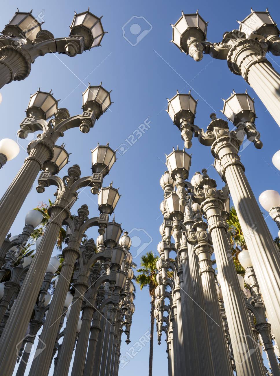 Lacma ロサンゼルス郡立美術館上の大きな岩 17 年 8 月 12 日 ロサンゼルス カリフォルニア州 米国でクリス負担による都市の光 の写真素材 画像素材 Image