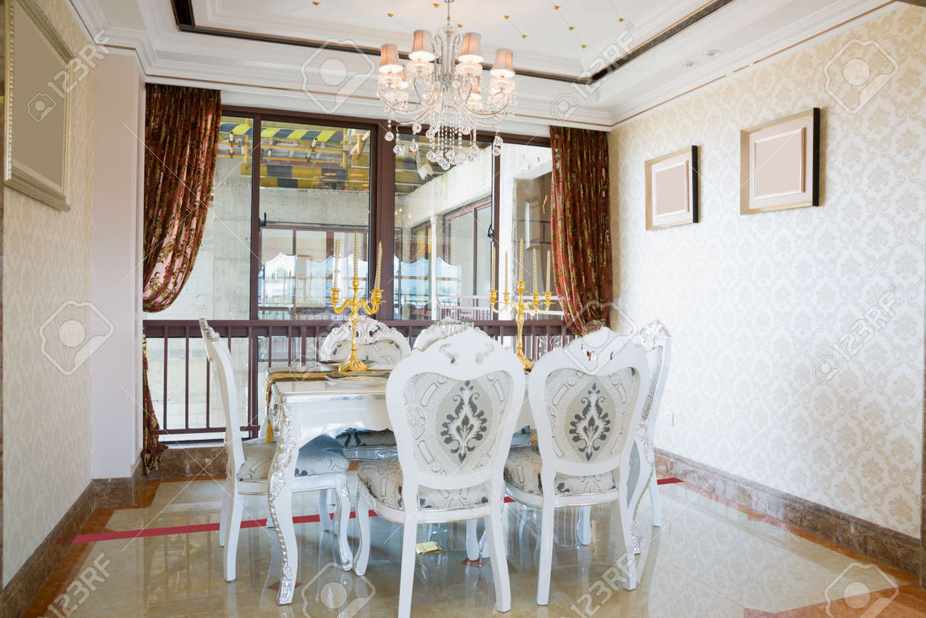 El Comedor Con Decoración De Lujo Y Un Bonito Mobiliario Fotos ... El Comedor Con Decoración De Lujo Y Un Bonito Mobiliario Fotos ...